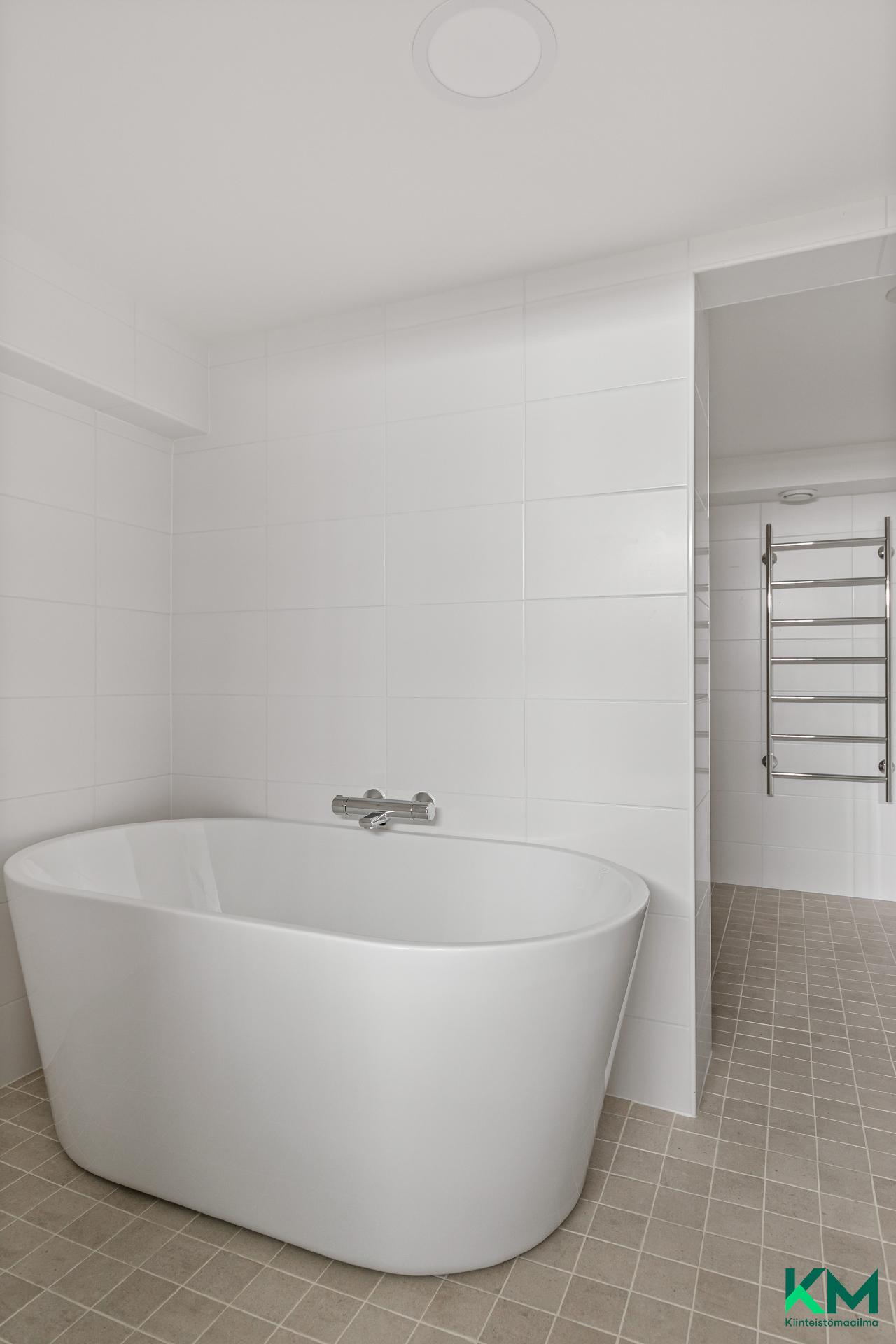 Saunaosastolla on myös kylpyamme