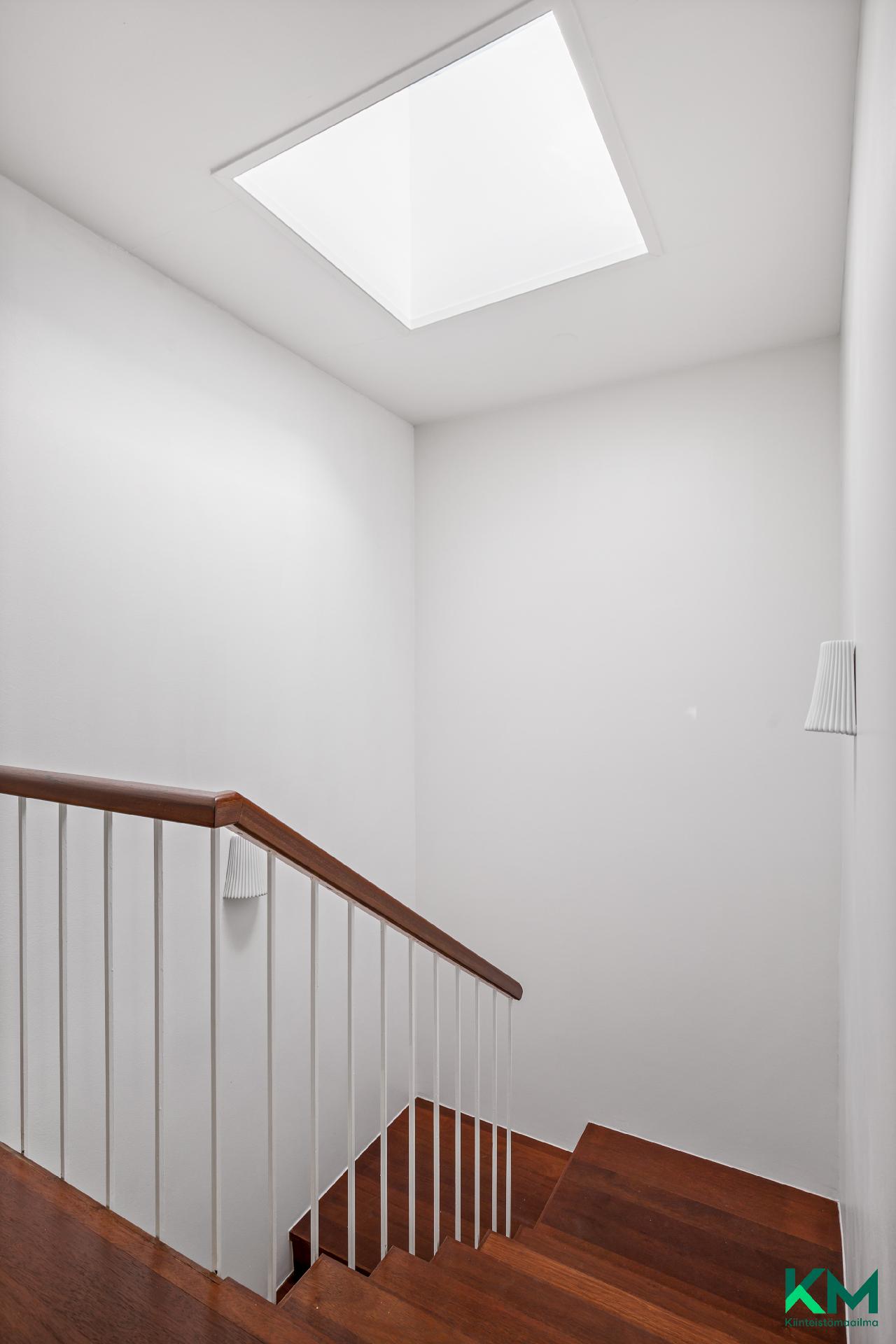 Asunnossa on aikakauteen kuuluvat ihanat kattoikkunat 