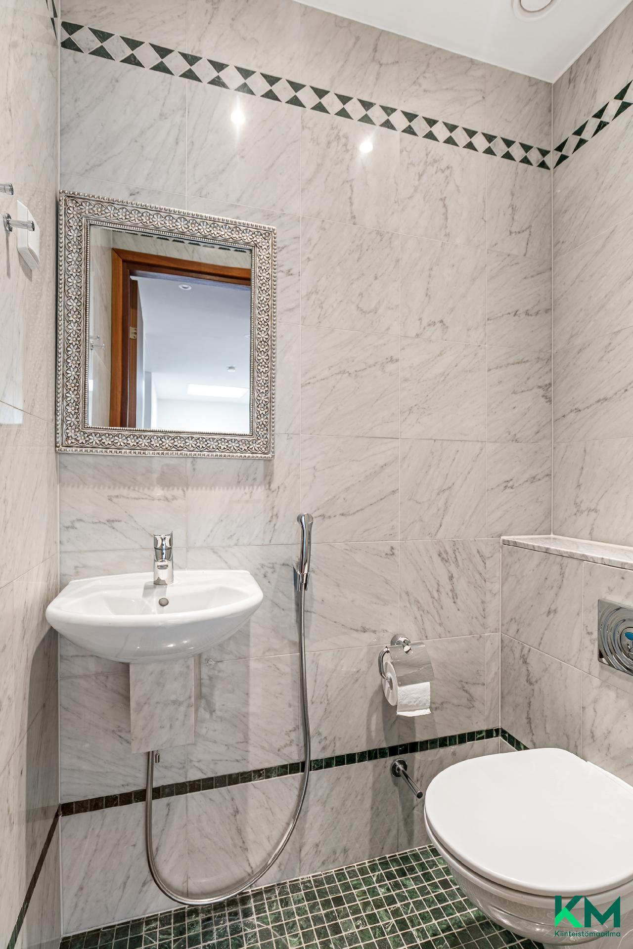 Yläkerran erillinen wc