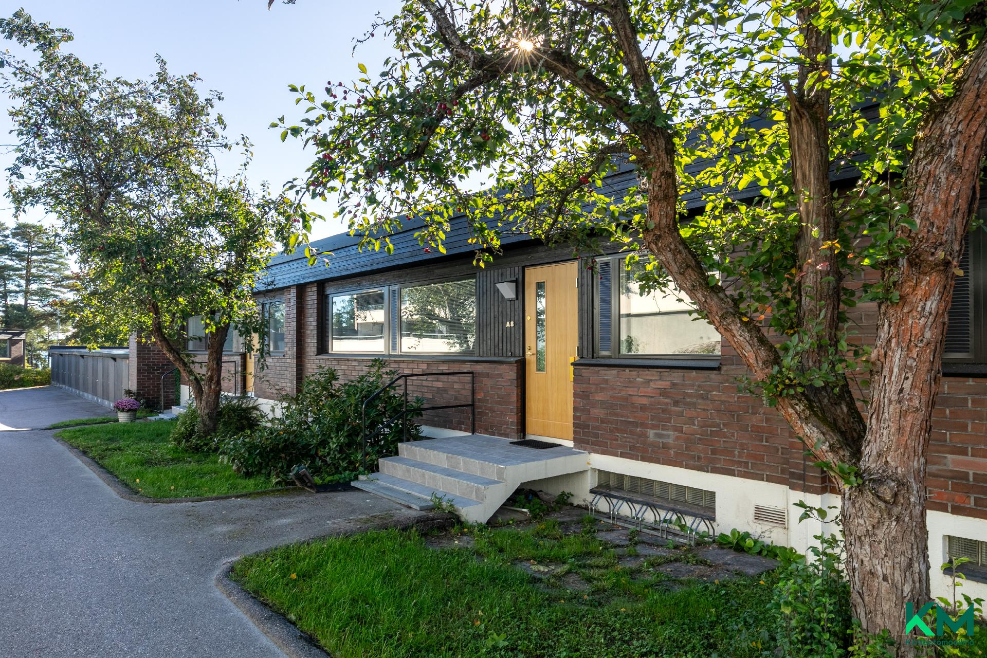 Pääovi sisäpihalle 