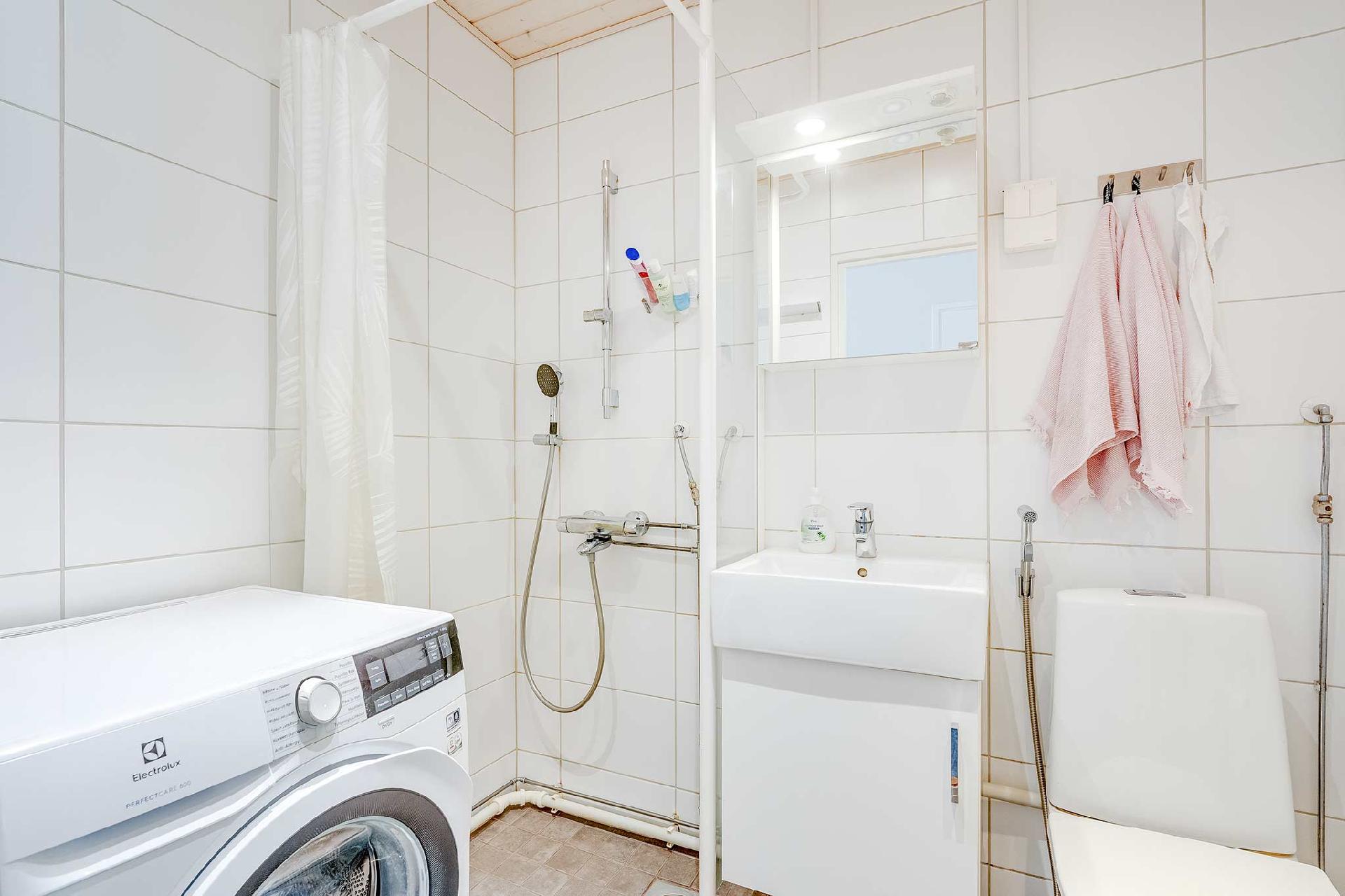 Kylpyhuoneessa on hyvin tilaa myös pyykinpesukoneelle