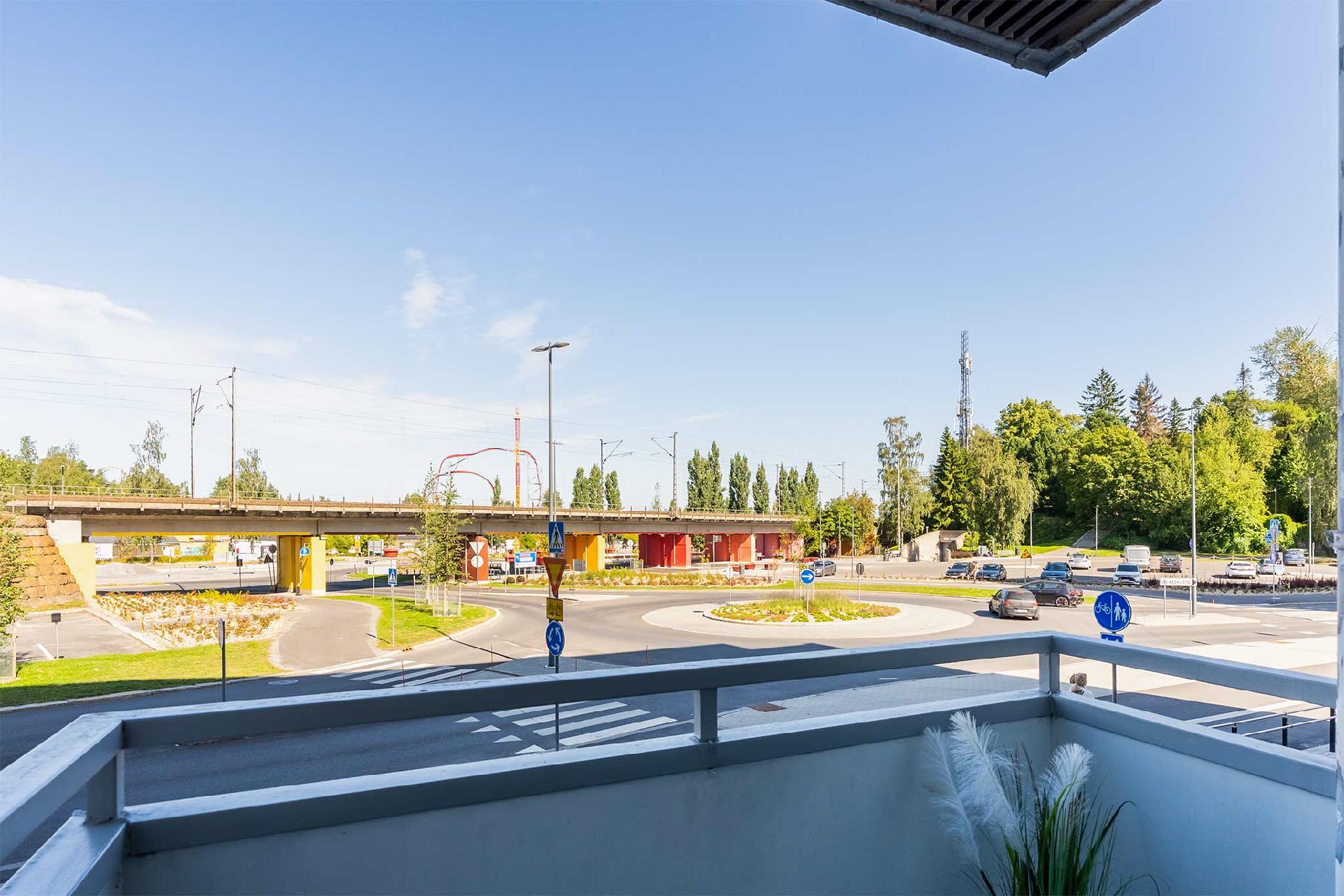 Parvekkeelta näkymät ilta-aurinkoon ja Särkänniemeen