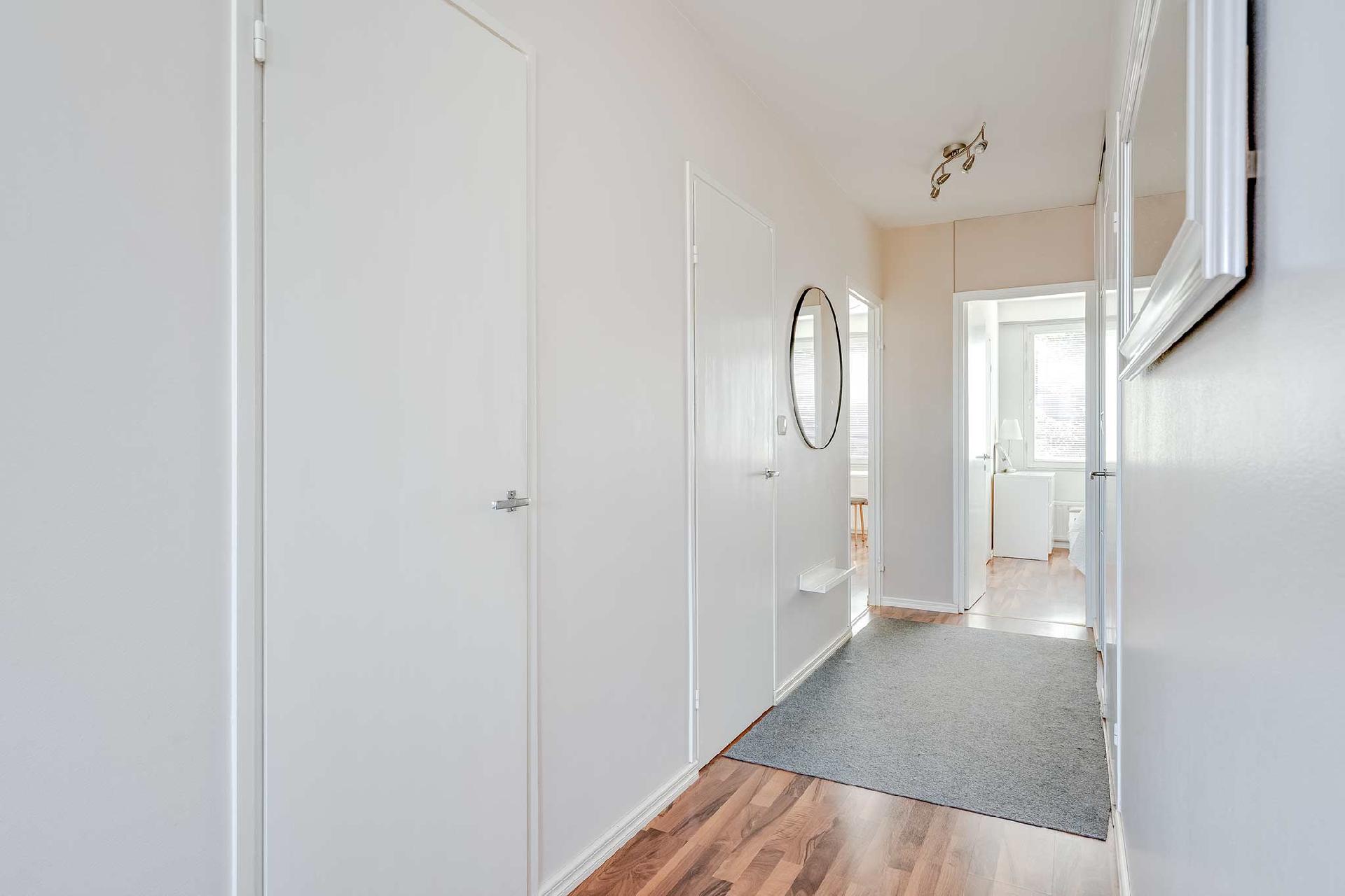 vaatehuoneen ja kylpyhuoneen ovet