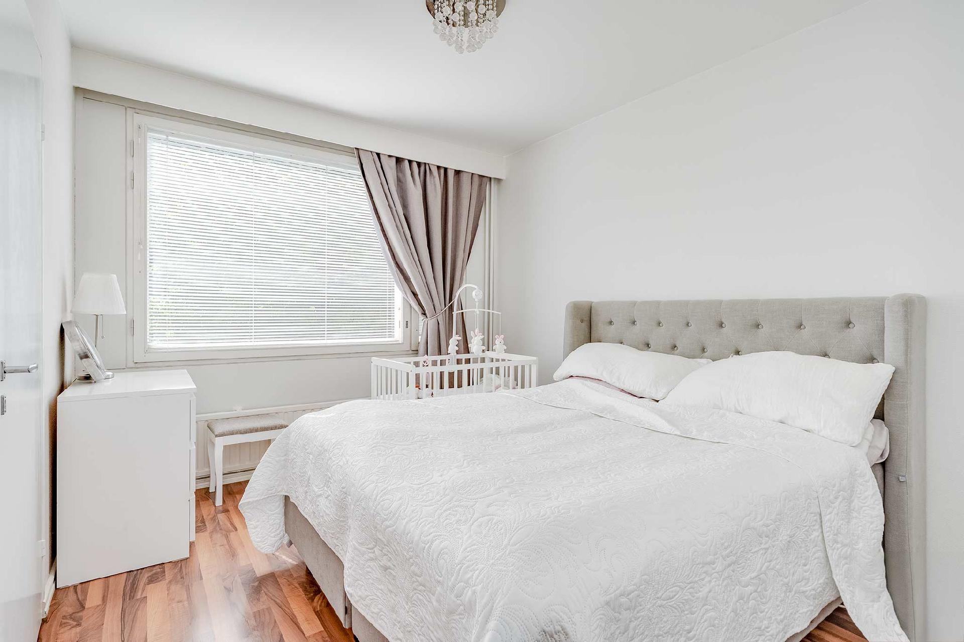 Tilava makuuhuone, ikkuna sisäpihan puolelle