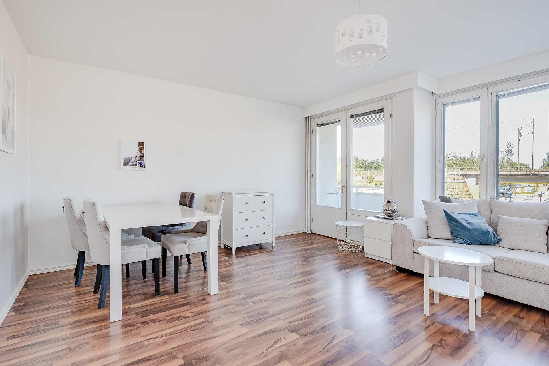 Tilavan olohuoneen sisustat monin eri tavoin