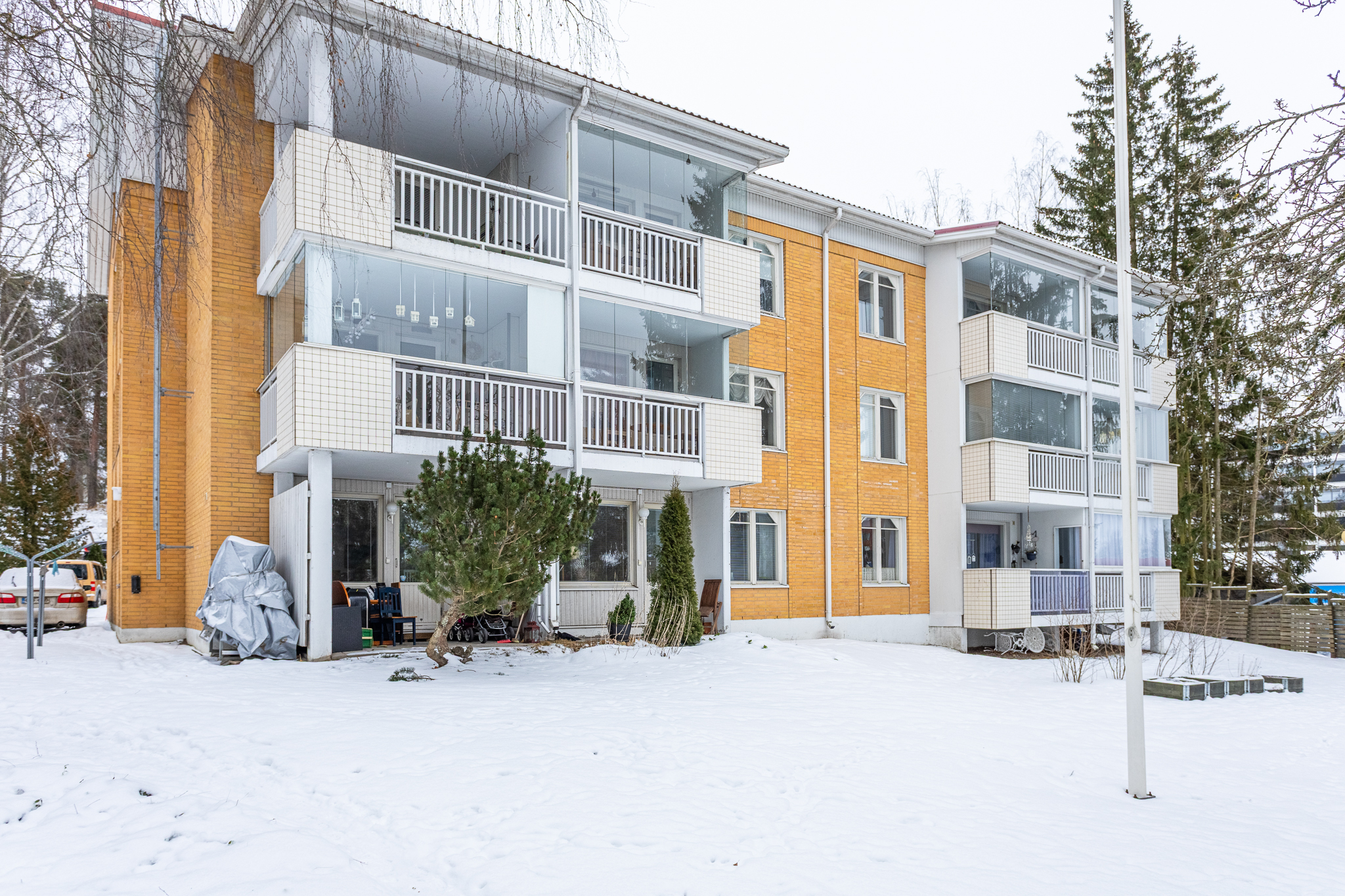Sisäpihan puolelta