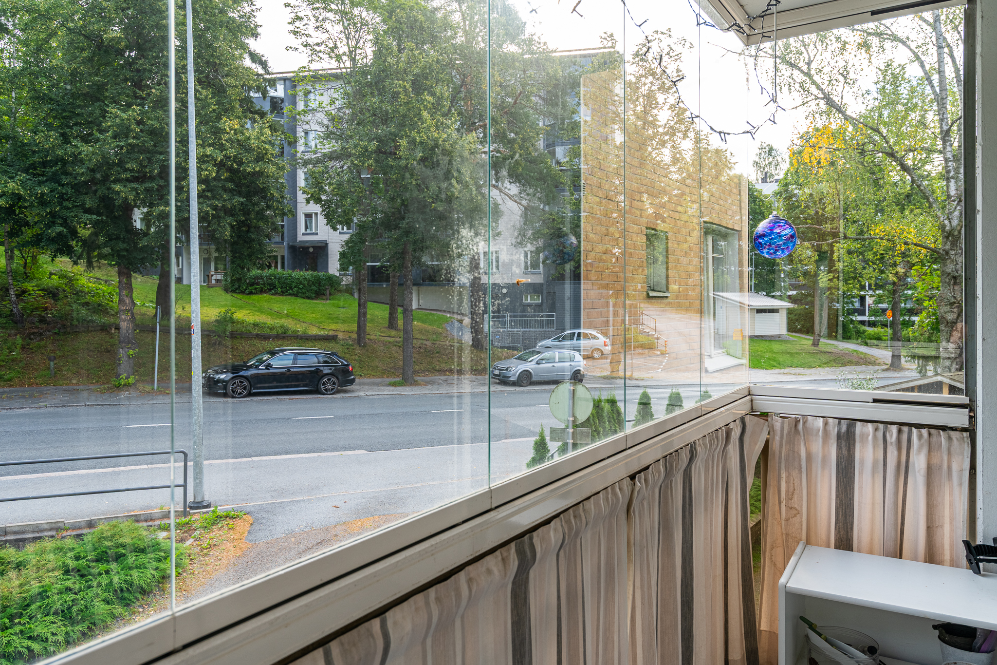 Maisemaa lasitetulta parvekkeelta