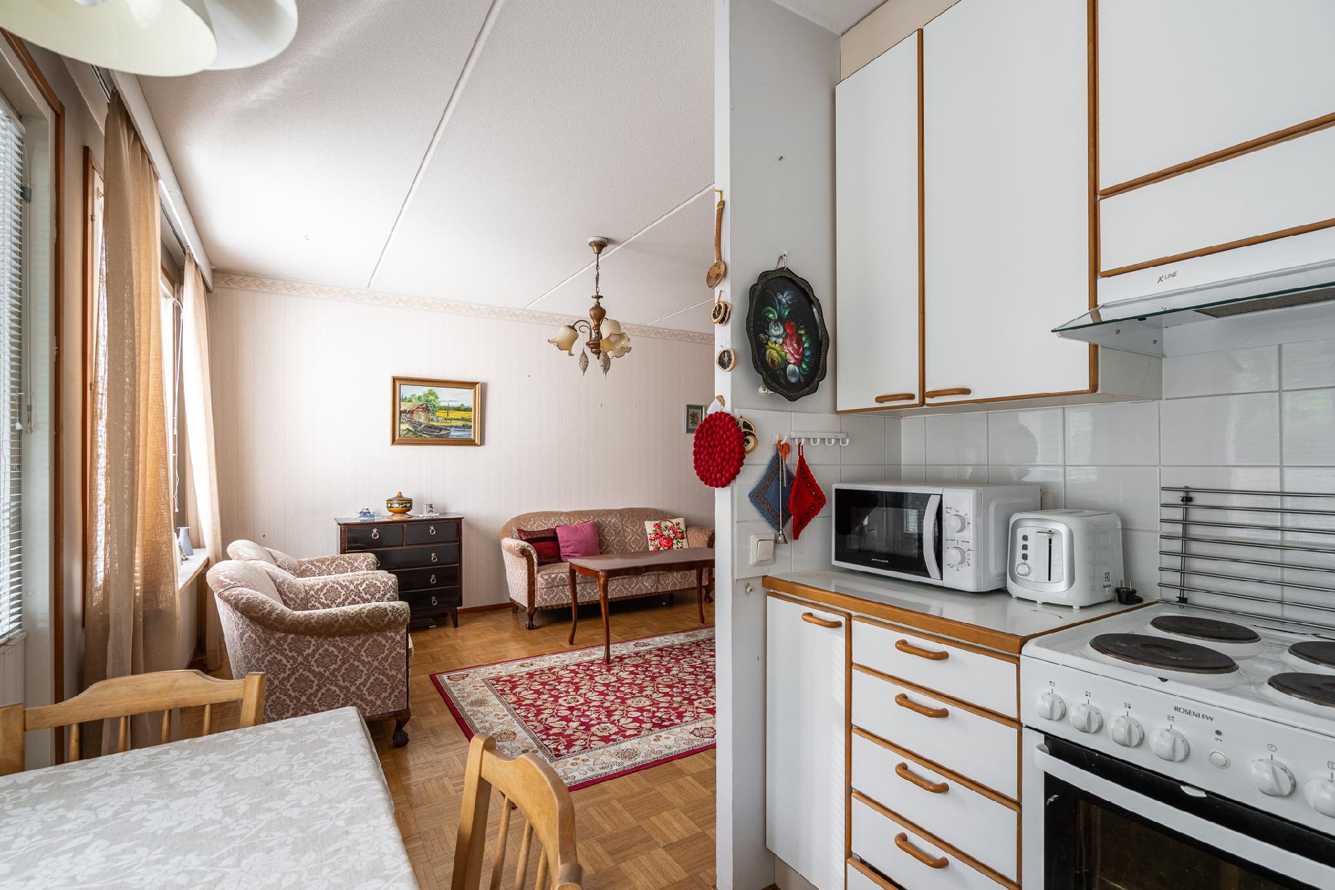 Keittiöstä olohuoneeseenpäin