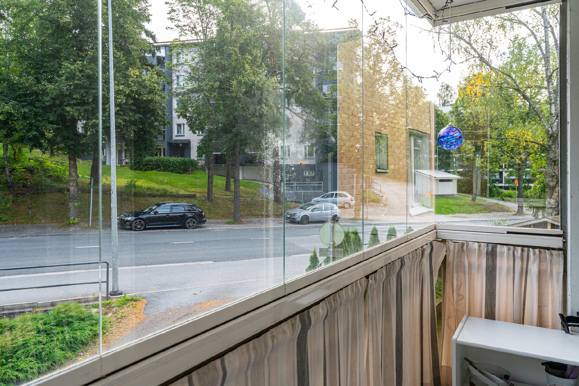 Maisemaa lasitetulta parvekkeelta