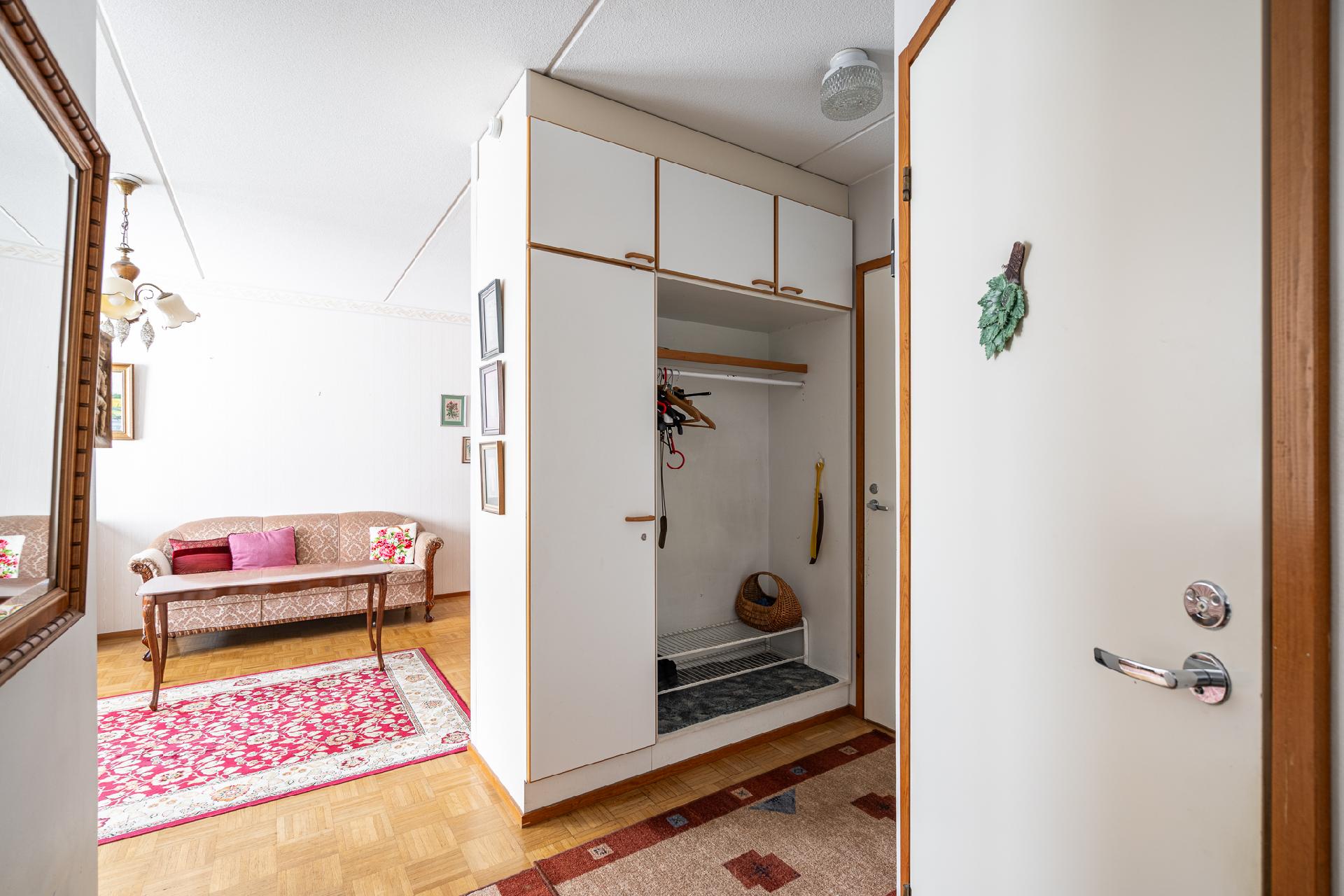 Eteisestä olohuoneeeen