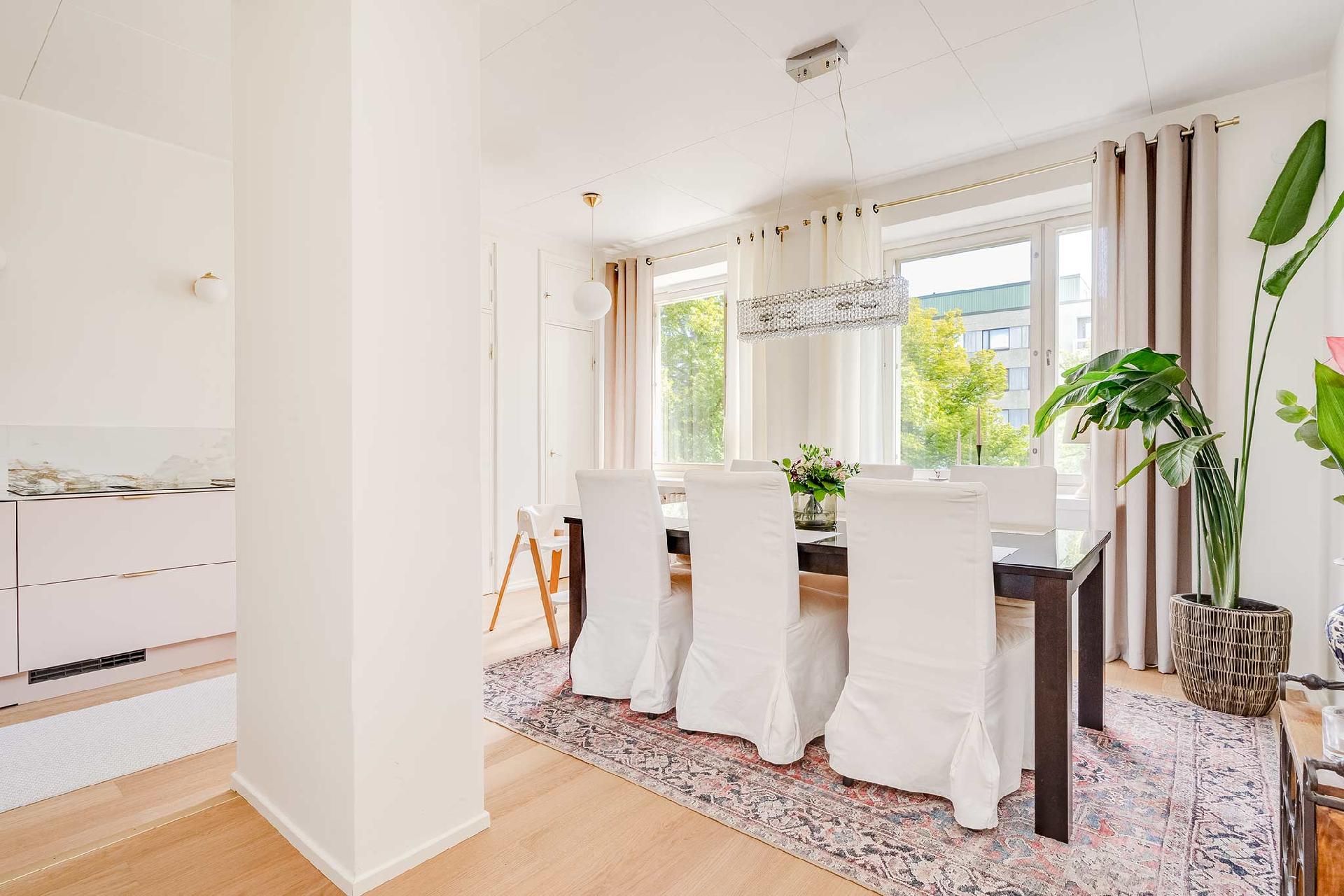 Mukavasti tilaa suurellekin pöydälle