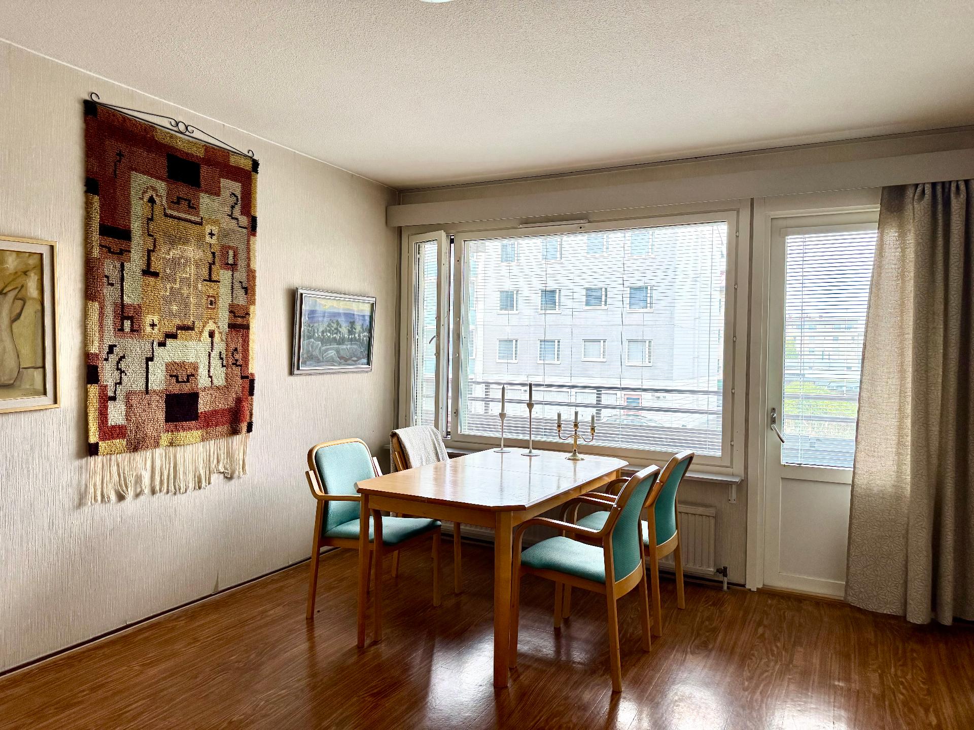 Kulku lasitetulle parvekkeelle