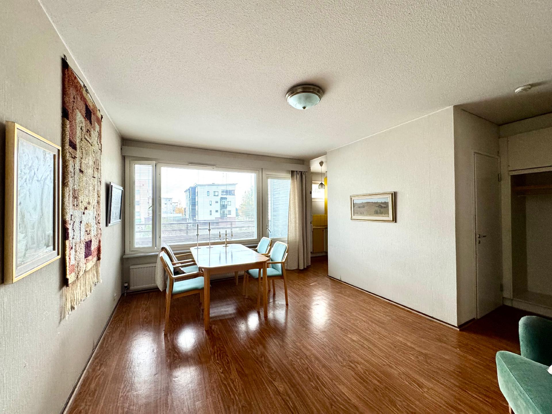 Olohuoneessa ruokailutila