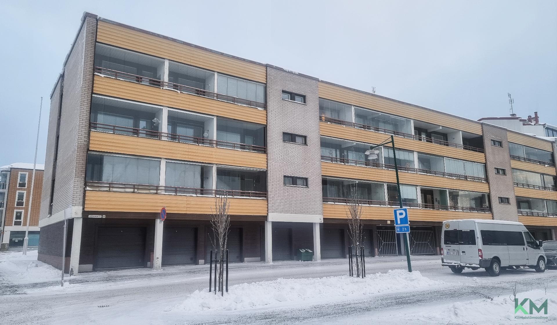 Julkisivu kadulle päin