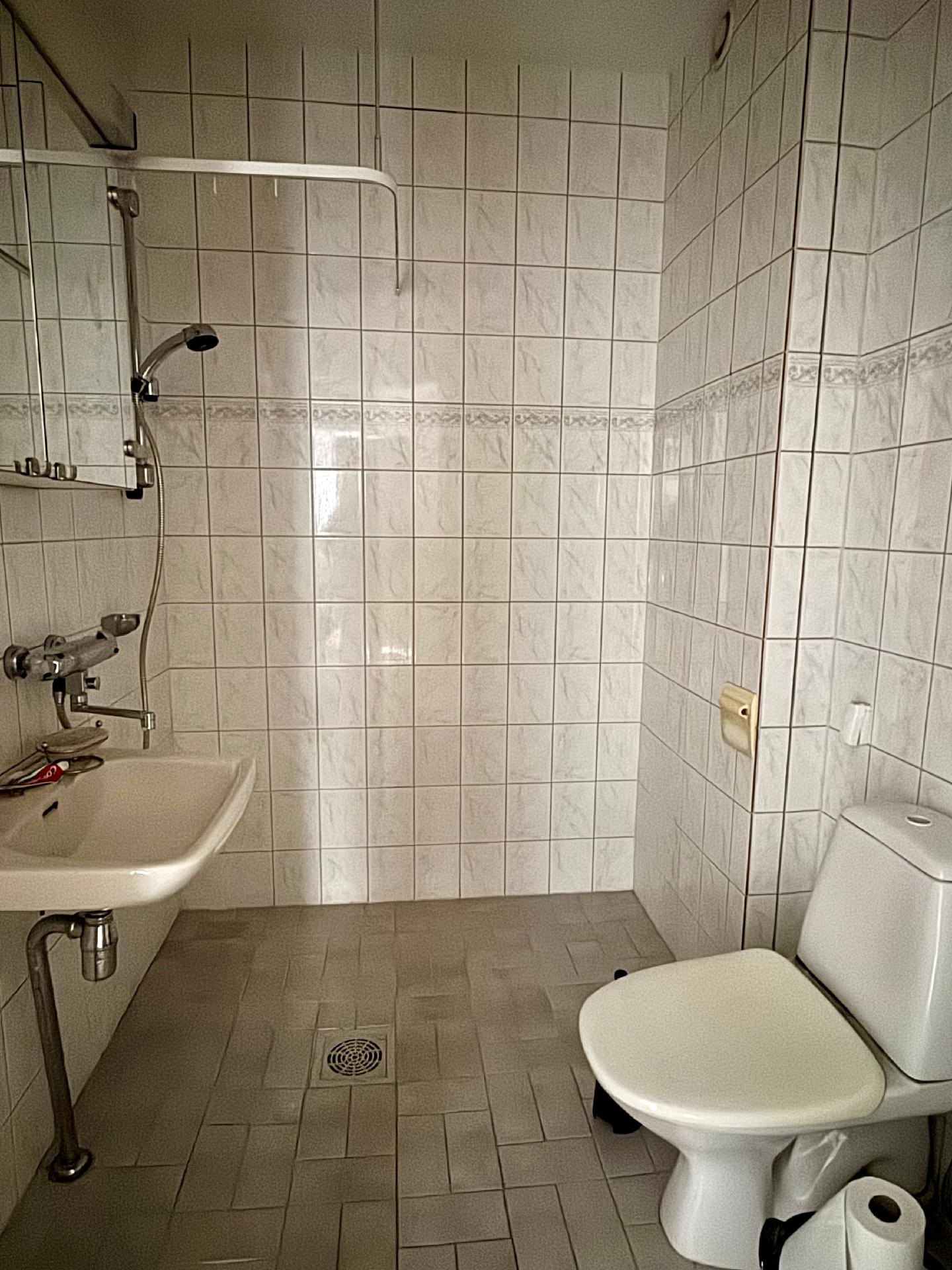 Laatoitettu pesuhuone