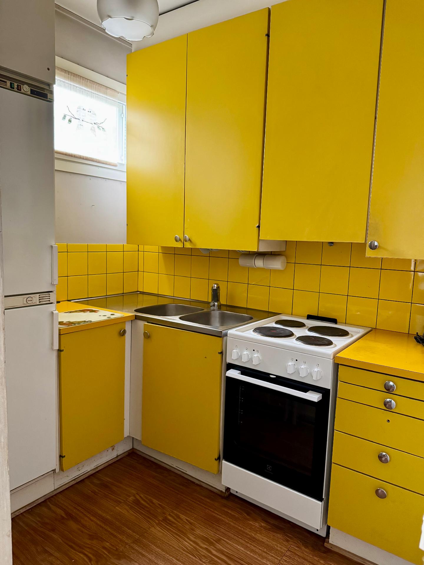 Iloinen keltainen keittiö