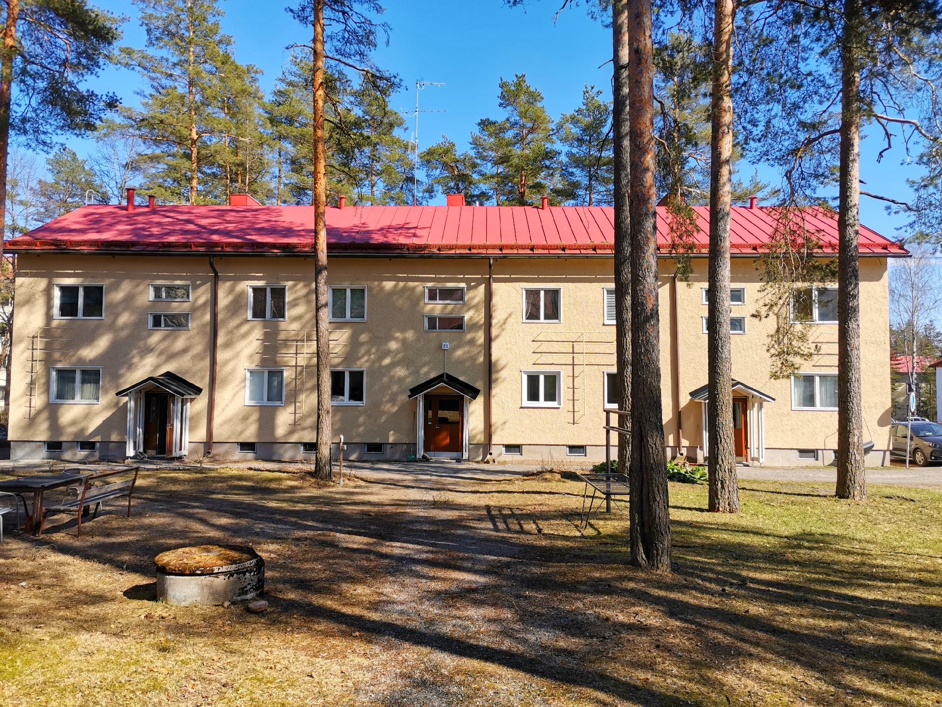 julkisivu pihan puolelta