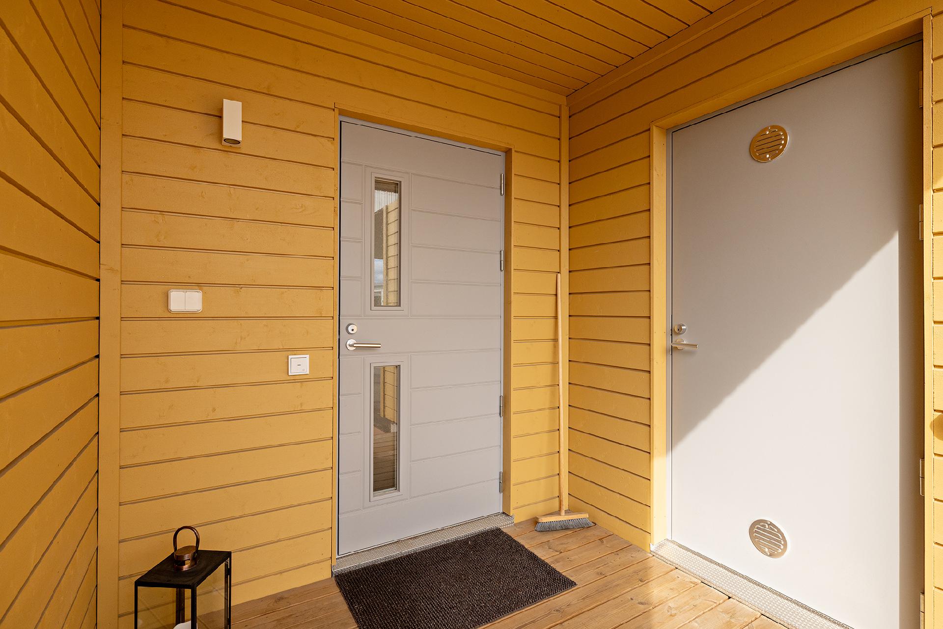 Varasto löytyy heti etuoven vierestä.