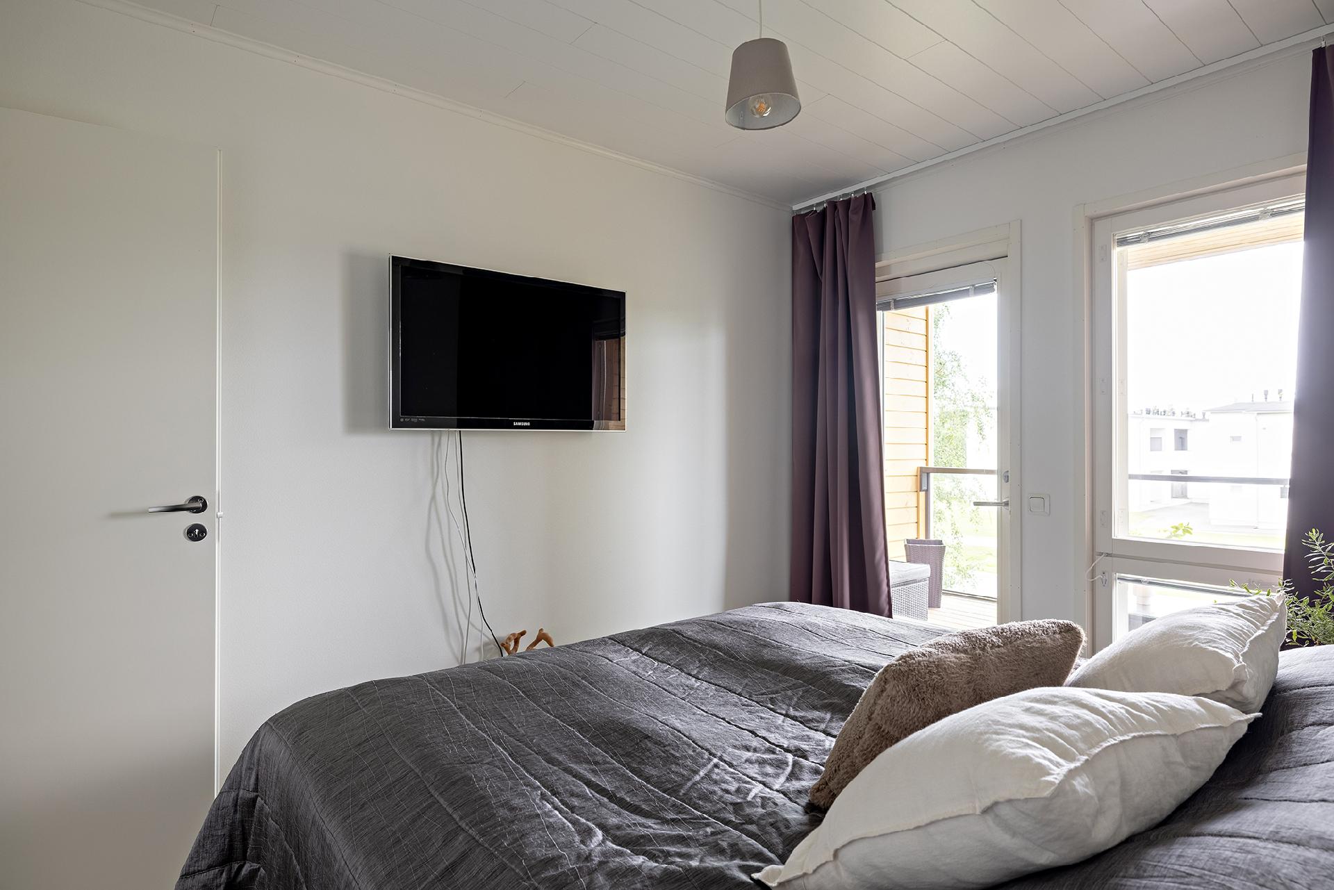 Päämakuuhuoneesta on kulku parvekkeelle.