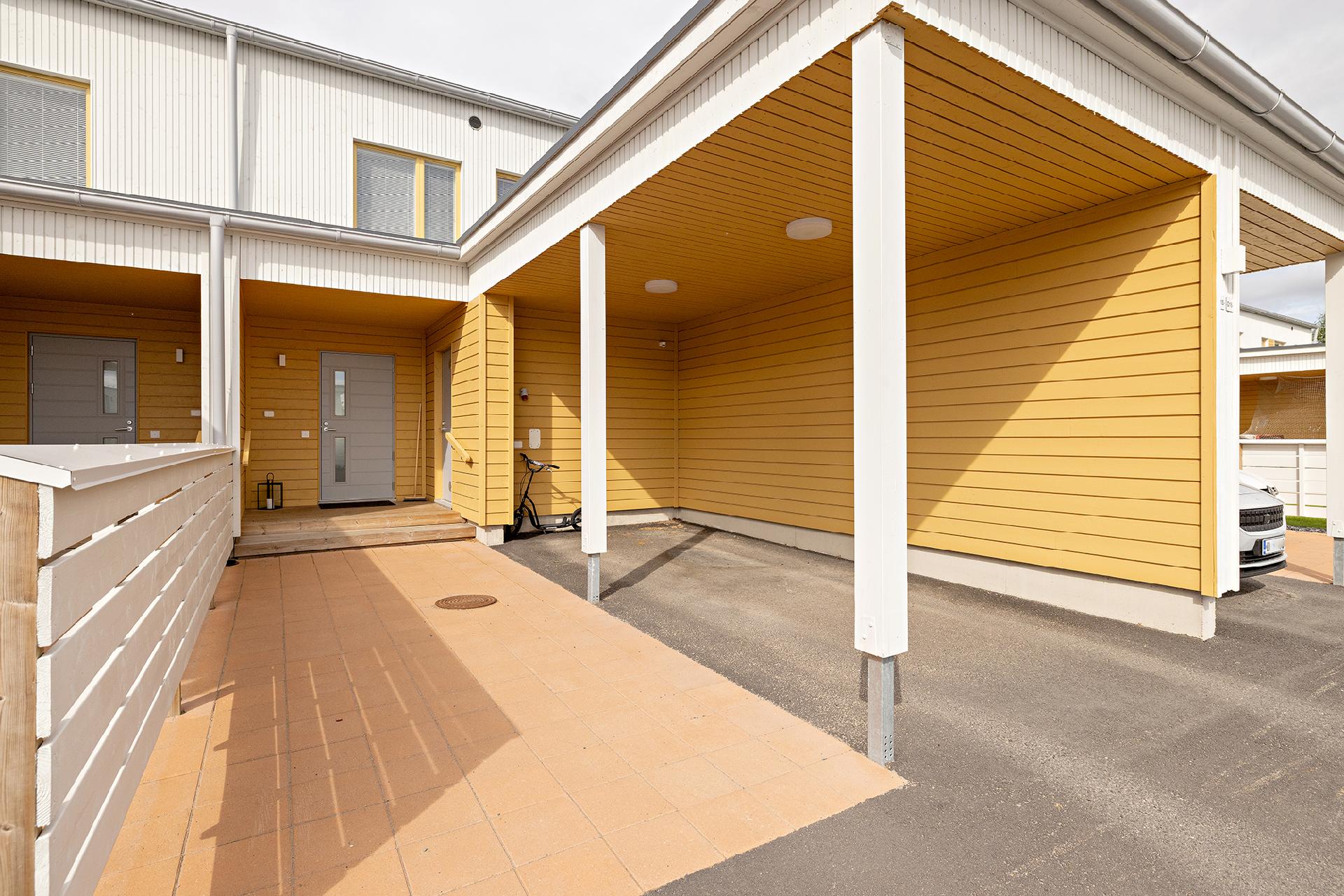 Autokatos kuuluu asuntoon ja on heti oven vieressä.