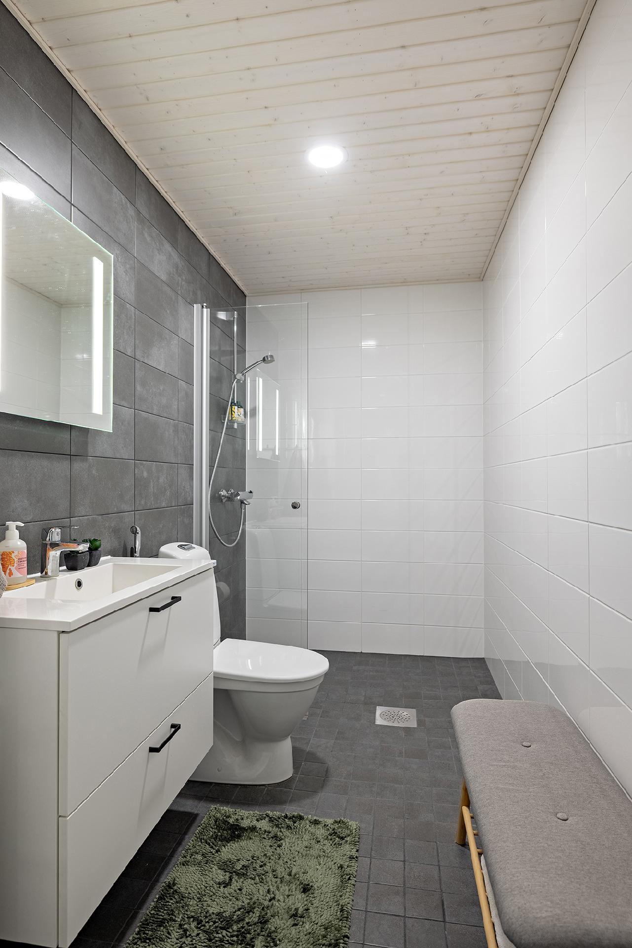 Alakerrasta löytyy toinen kylpyhuone.