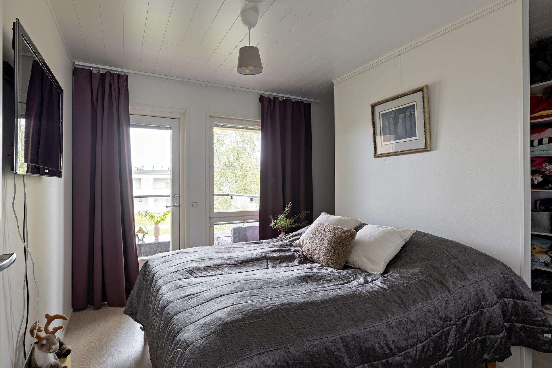 Makuuhuoneet ovat yläkerrassa.