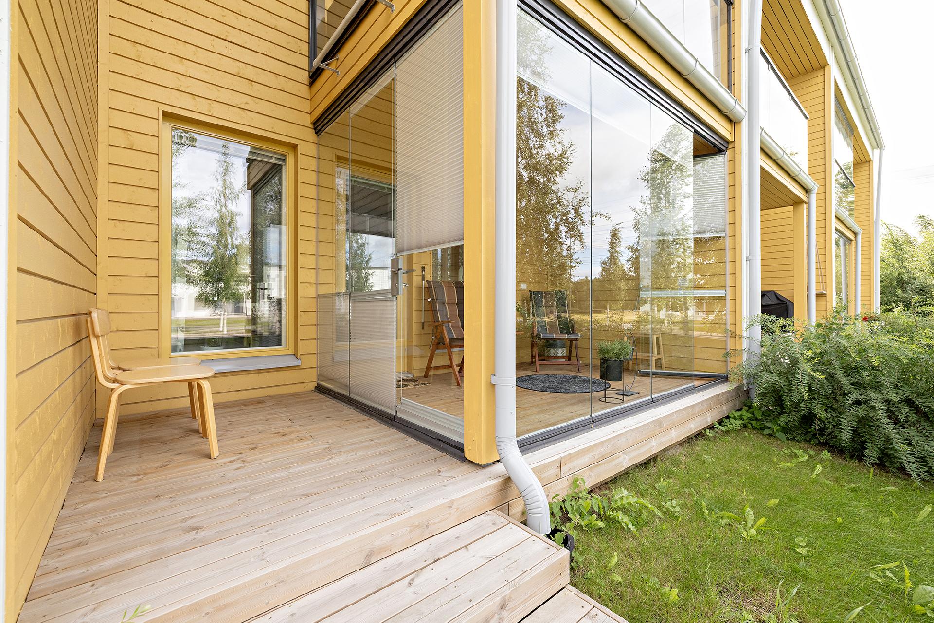 Takapihan upea lasitettu terassi