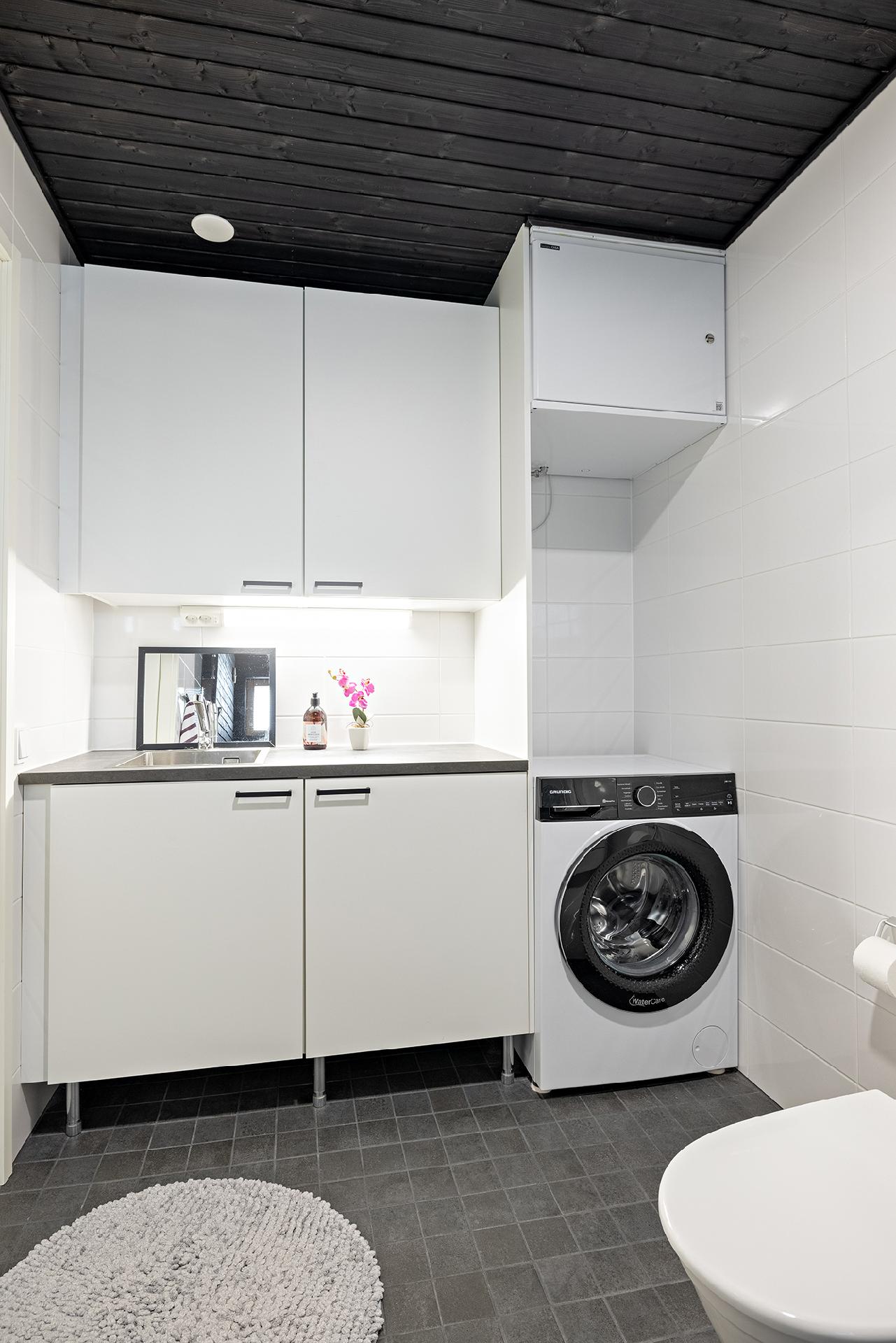 Kodinhoitotila yläkerran kylpyhuoneen yhteydessä on todella toimiva. 