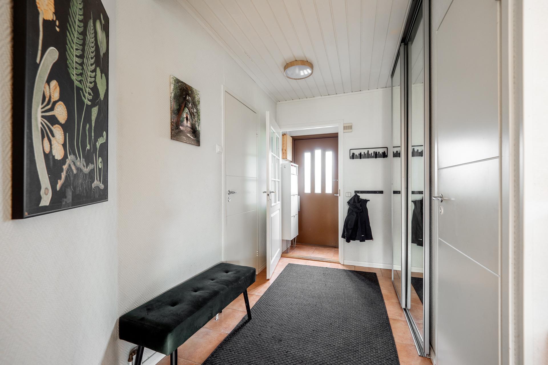 Eteinen, liukuoven takana iso tila vaatteide säilytykseen