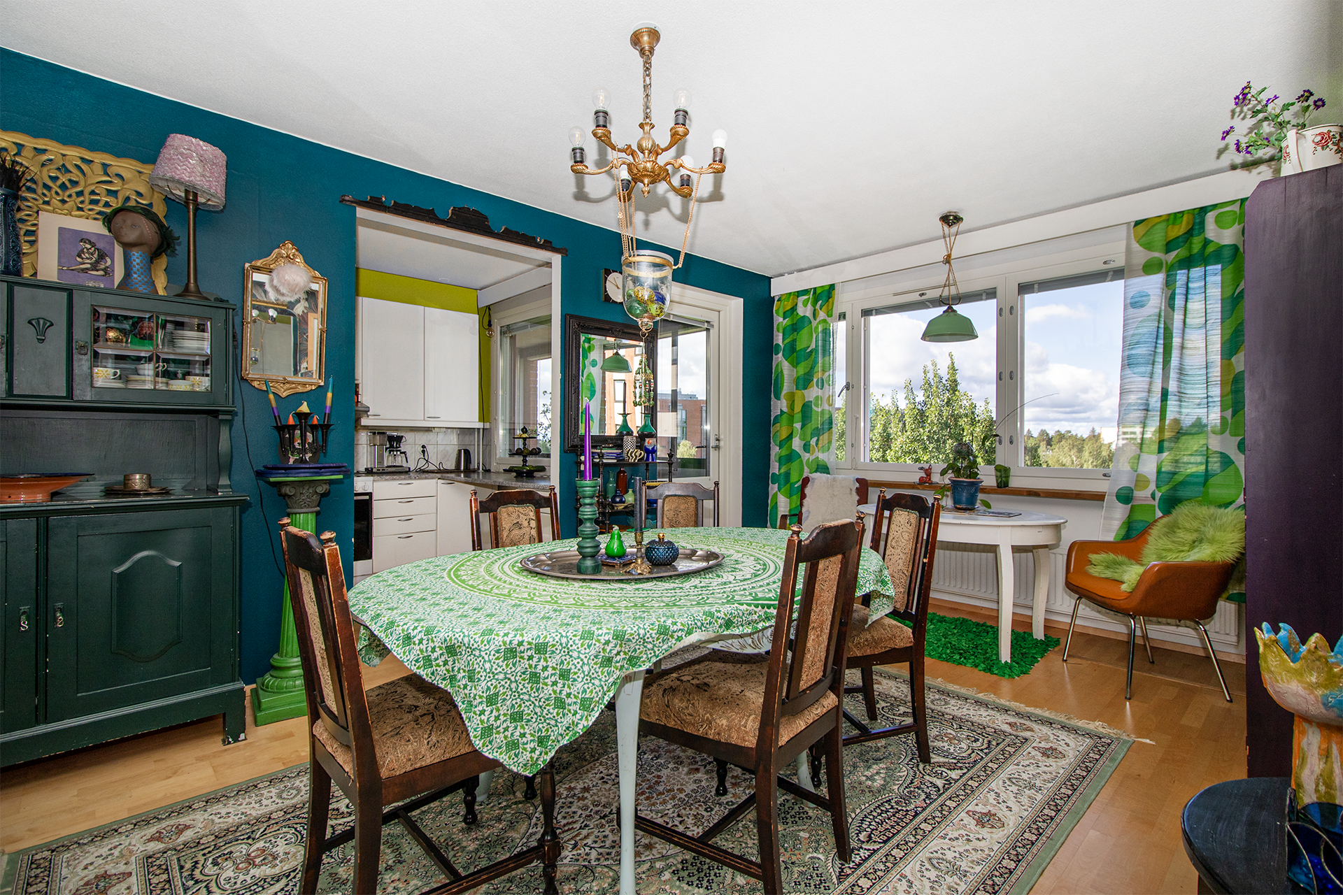 avonainen keittiö/ruokailu yhteys