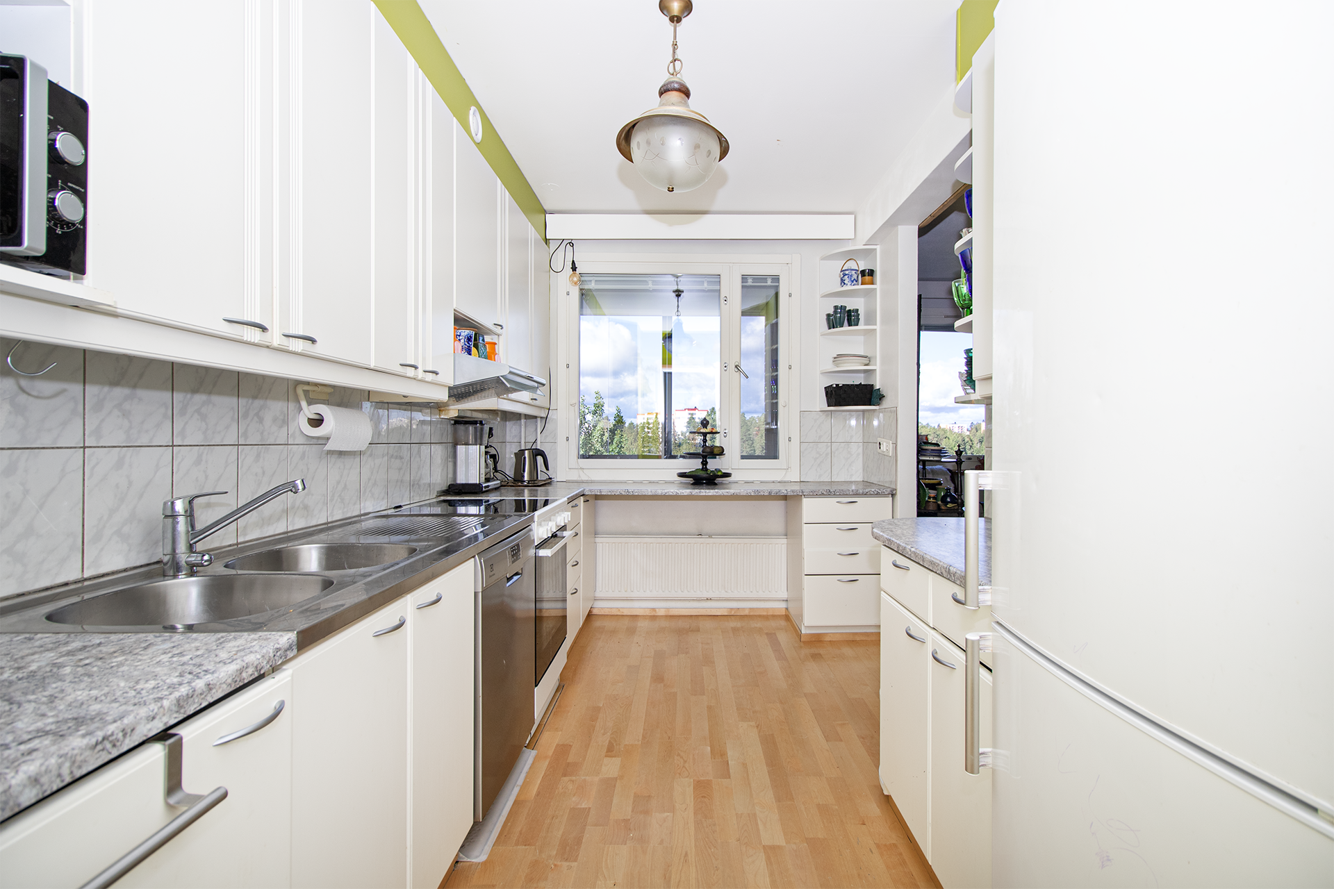 Keittiössä on hyvin laskutilaa