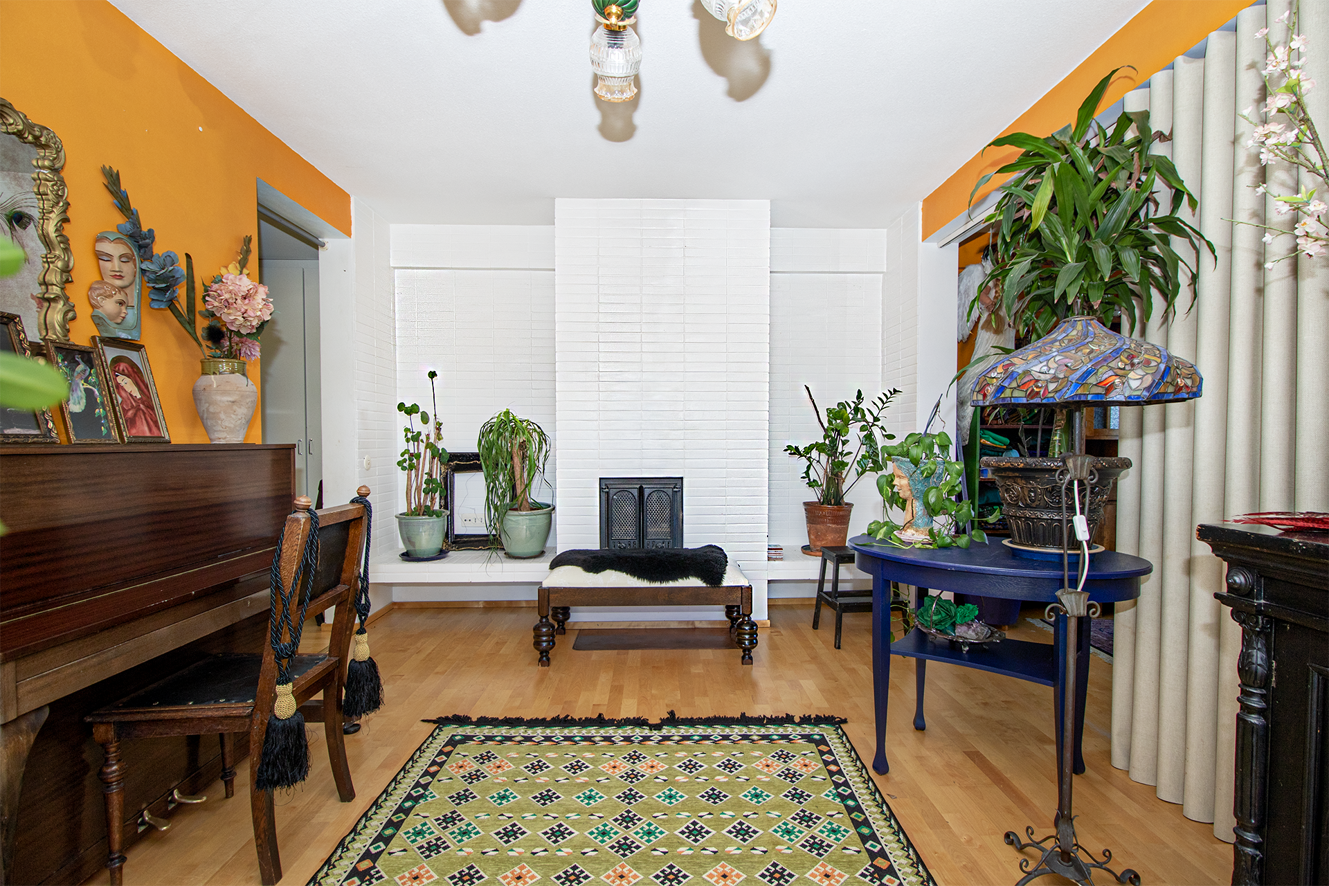 olohuoneessa takka joka tuo tunnelmaa talvi iltoihin