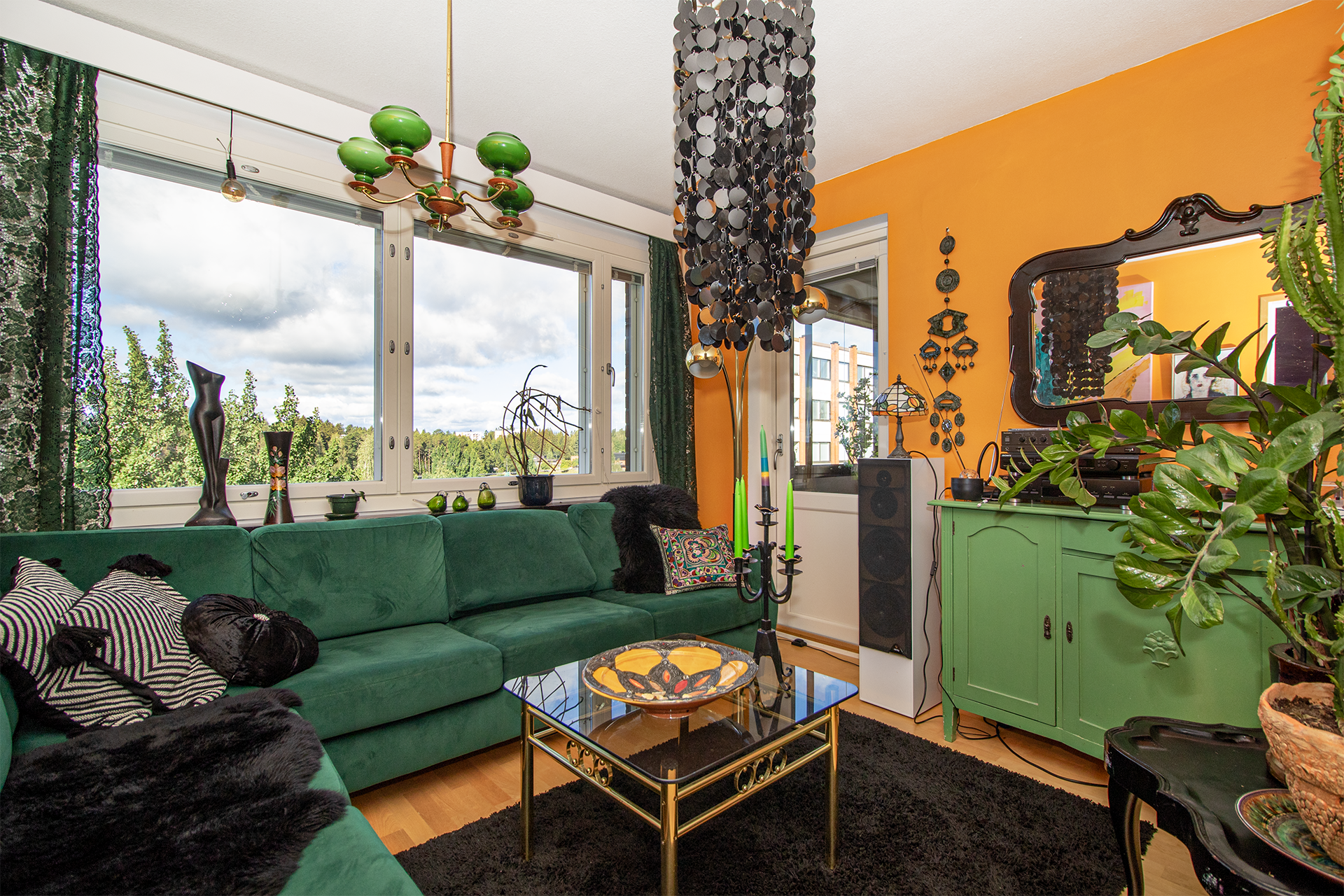 olohuoneesta käynti lasitetulle parvekeelle