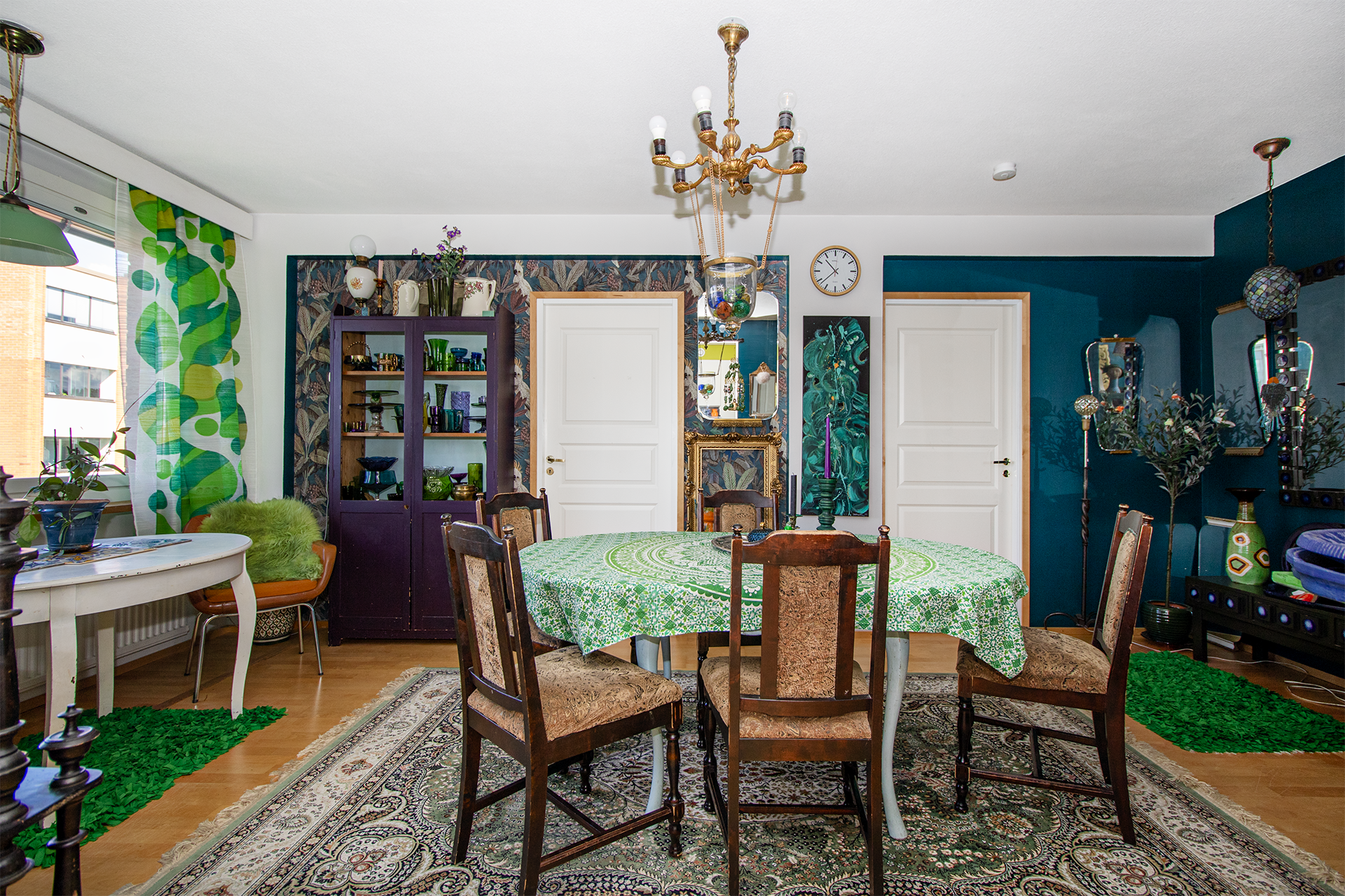 ruokailutila johon mahtuu isompikin ruokapöytä