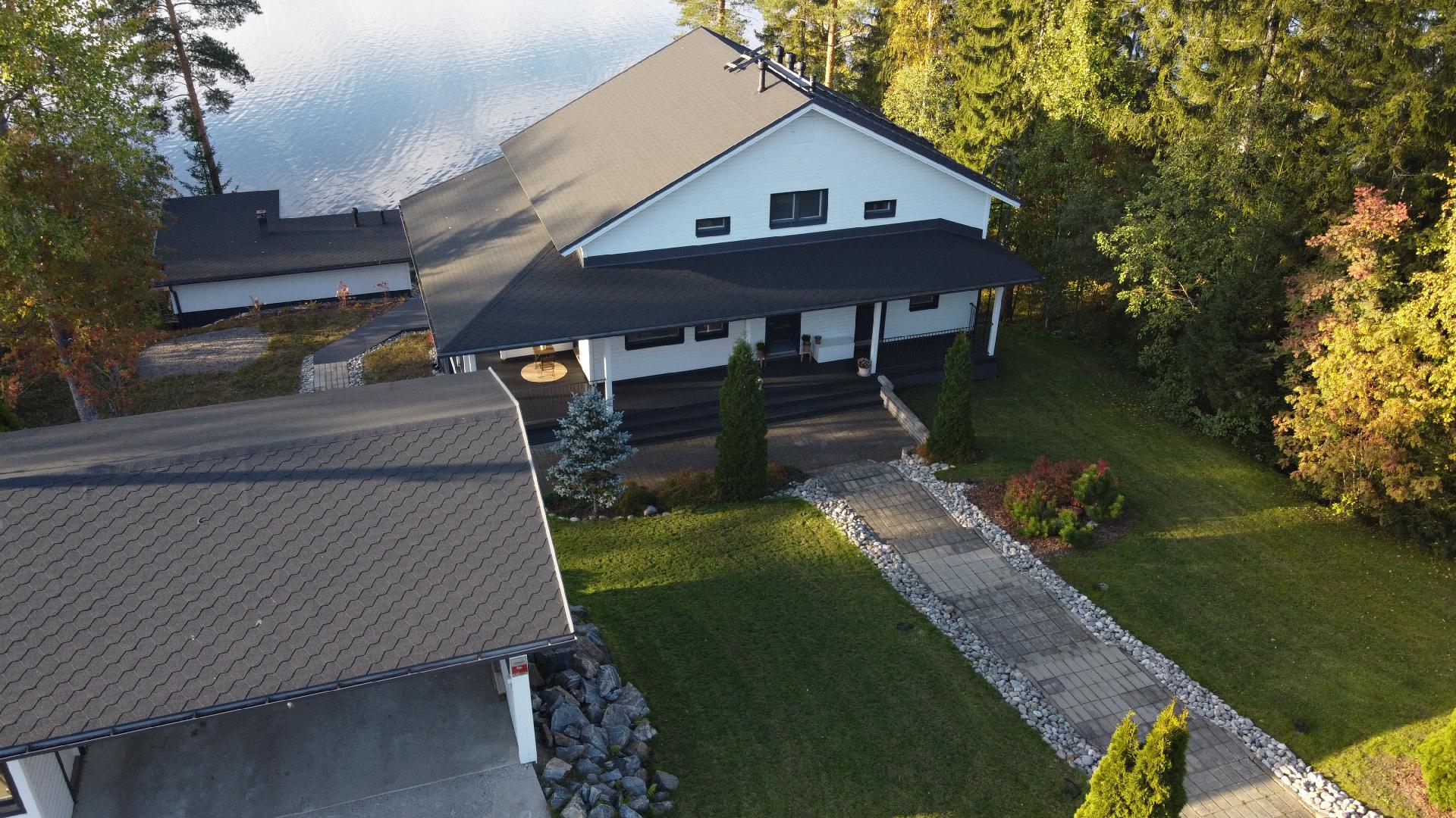 Sisäänkäynti ja autokatos etupihan puolella