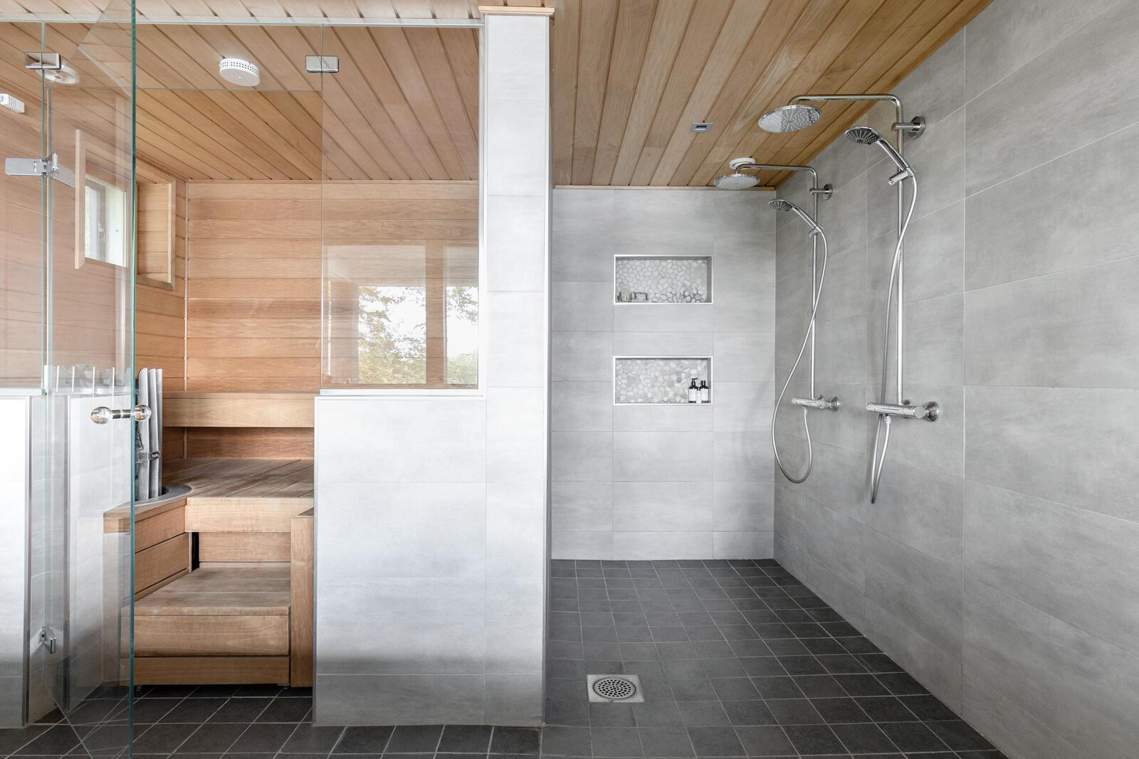 Tilava alakerran kylpyhuone- ja saunaosasto