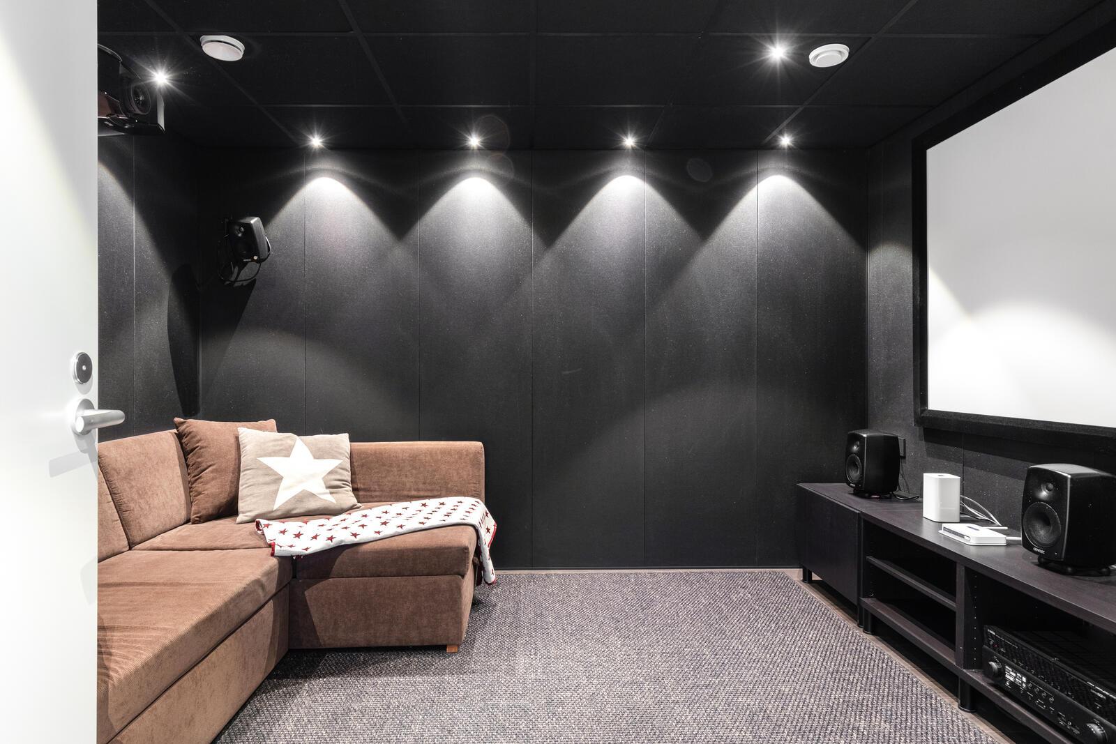 Alakerran äänieristetty elokuvahuone