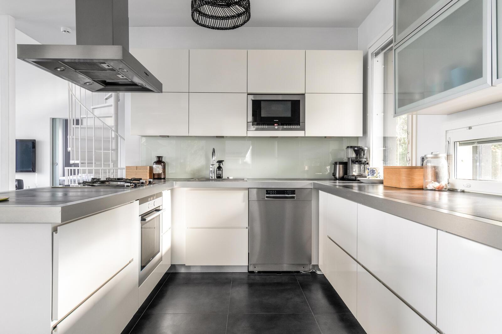 Keittiössä reilusti kaappi- ja laskutilaa