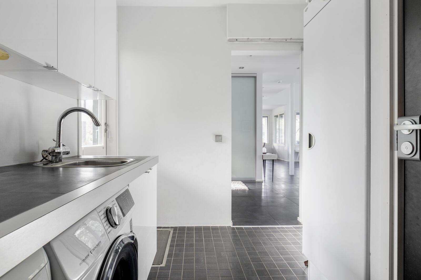 Kodinhoitohuone erillisellä sisäänkäynnillä