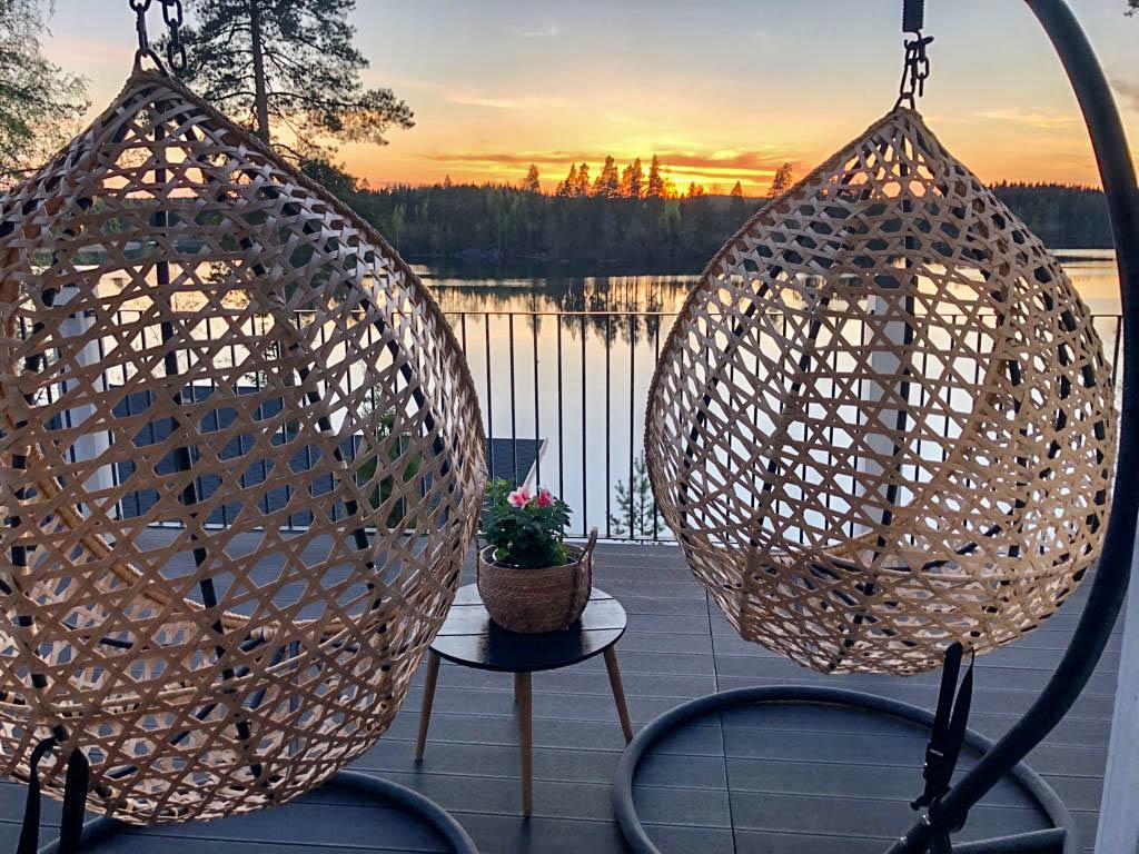 Näkymä yläkerran terassilta auringonlaskun aikaan