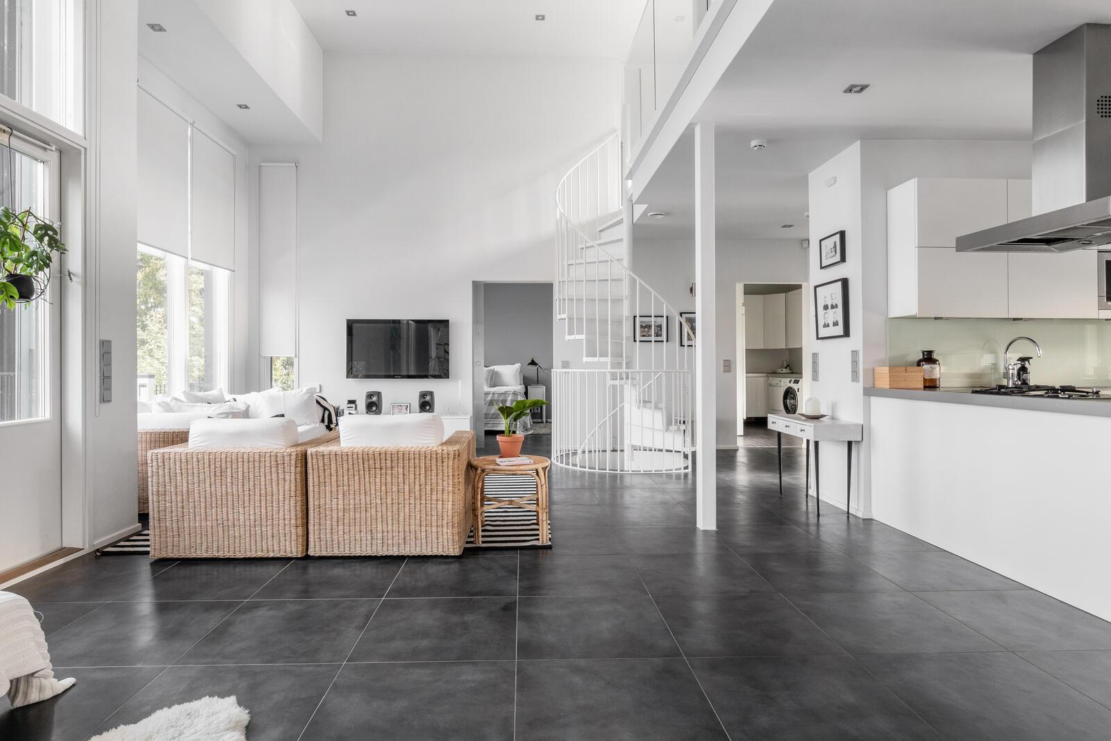 Olohuone ja keittiö yhtenäistä avaraa tilaa