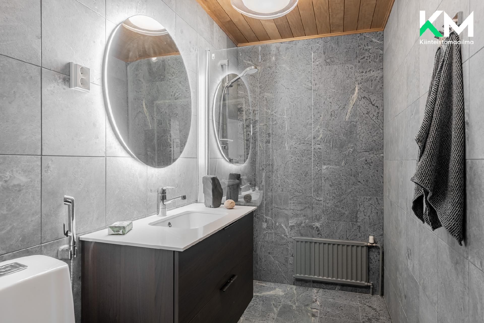 Yläkerran kylpyhuone