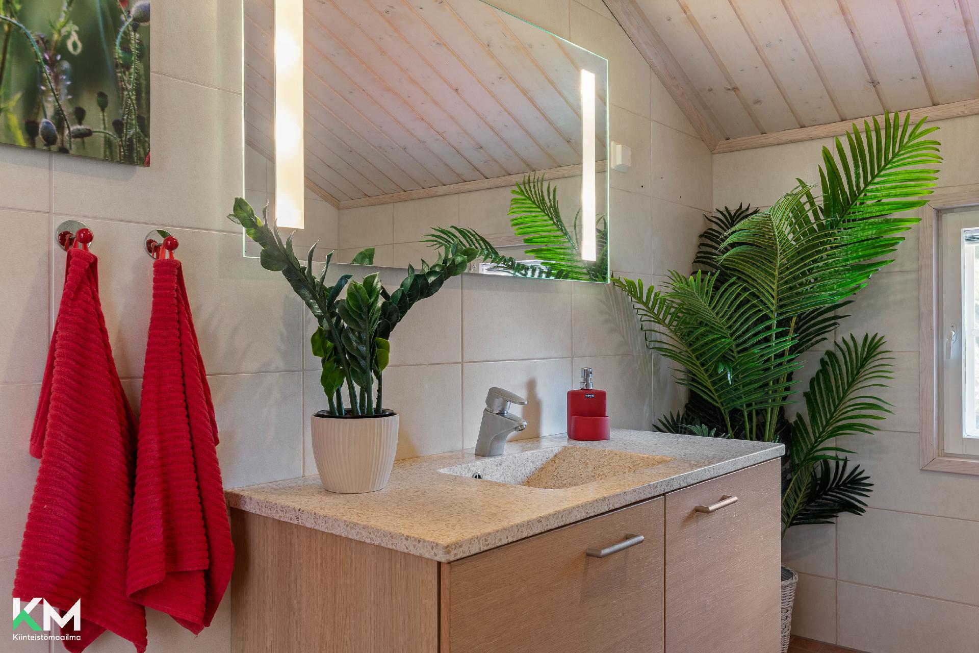 Yläkerran kylpyhuone