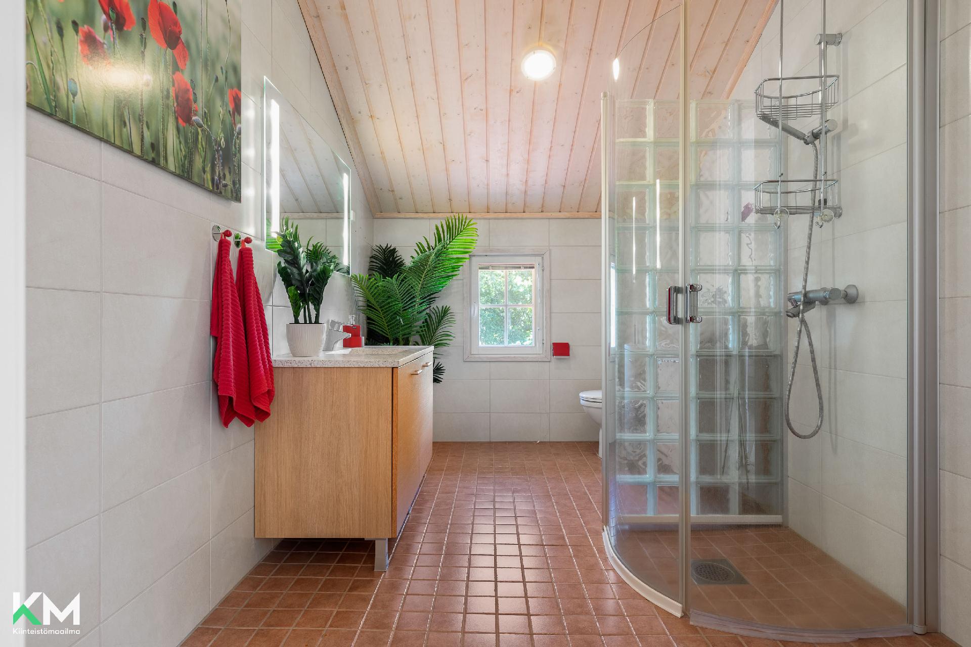 Yläkerran kylpyhuone