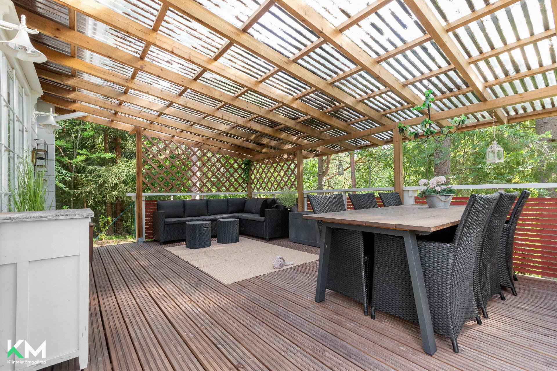 Rantasaunan katettu terassialue