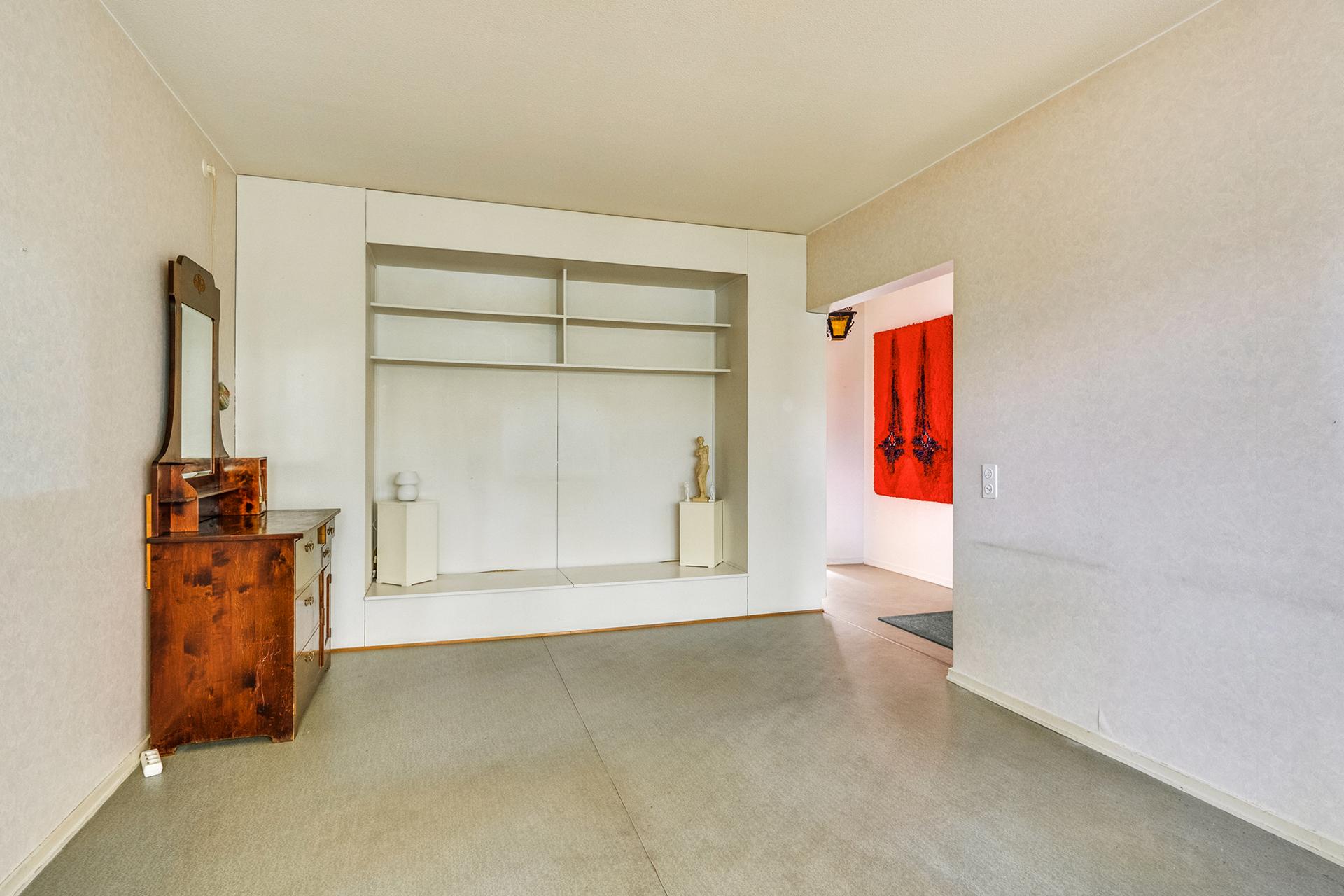 Olohuoneen upotettu hyllykkö