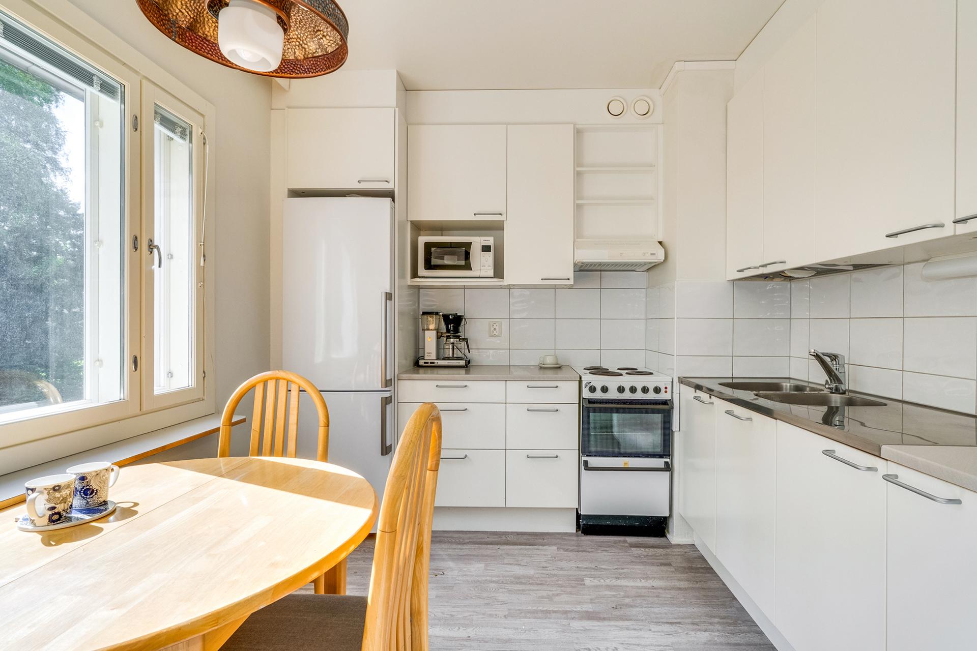 Keittiö on valoisa ja vaalean raikas