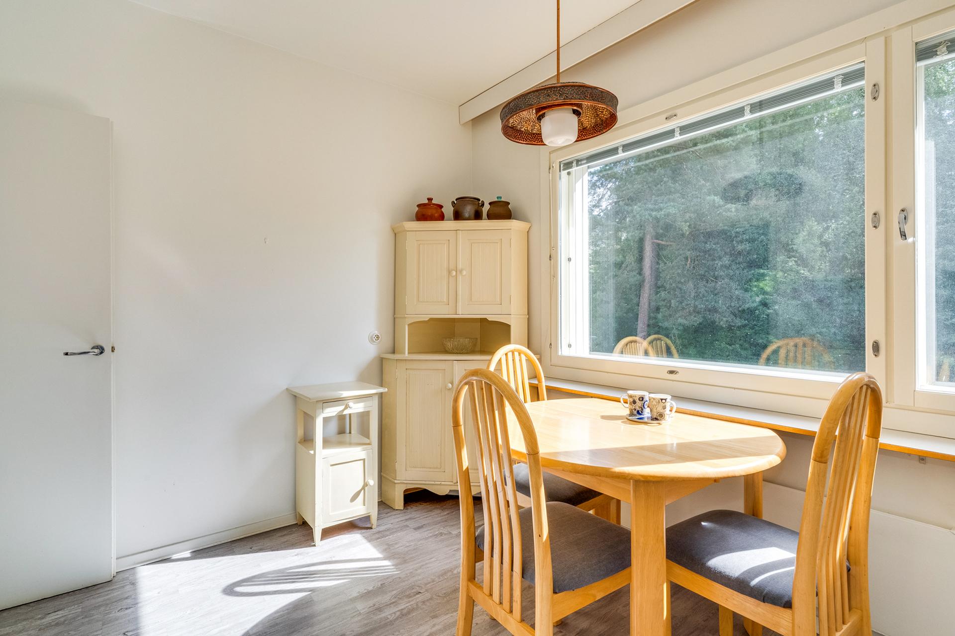 Hyvin tilaa myös ruokapöydälle