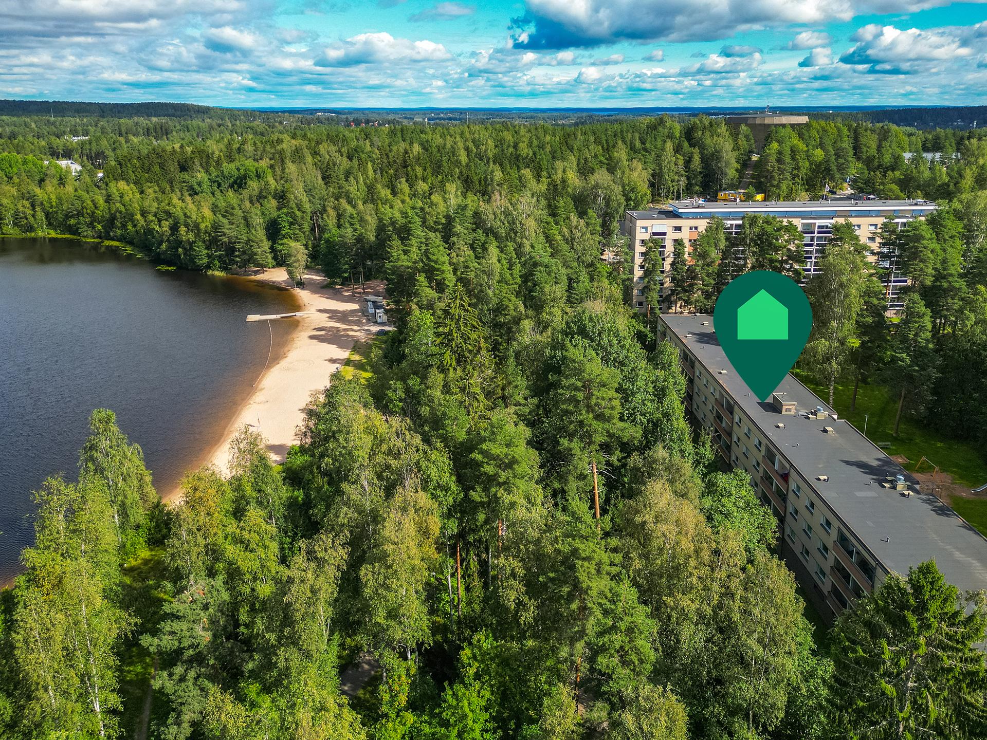 Upean Tesomajärven uimarannan takana