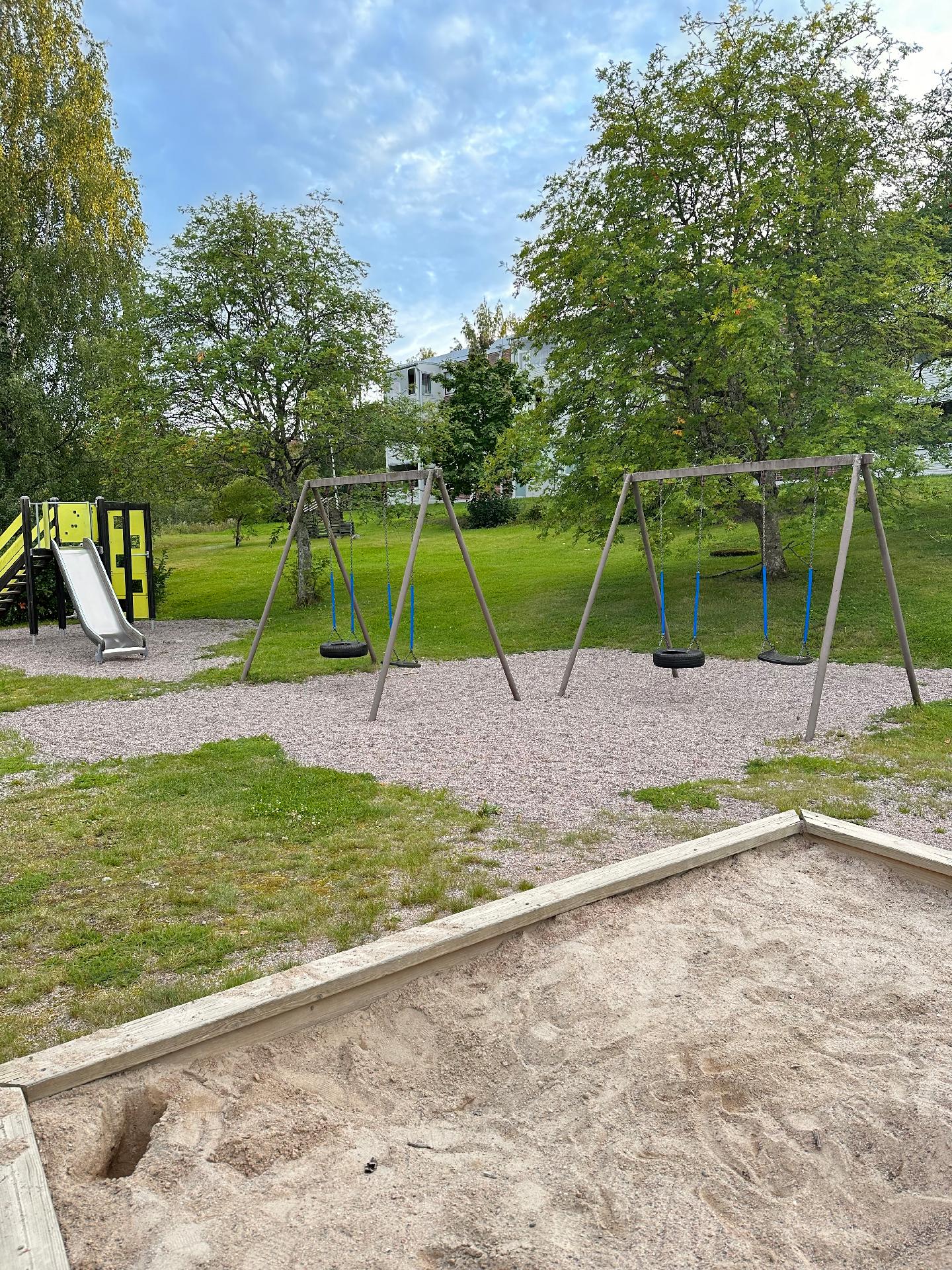 yhtiön leikkipaikka